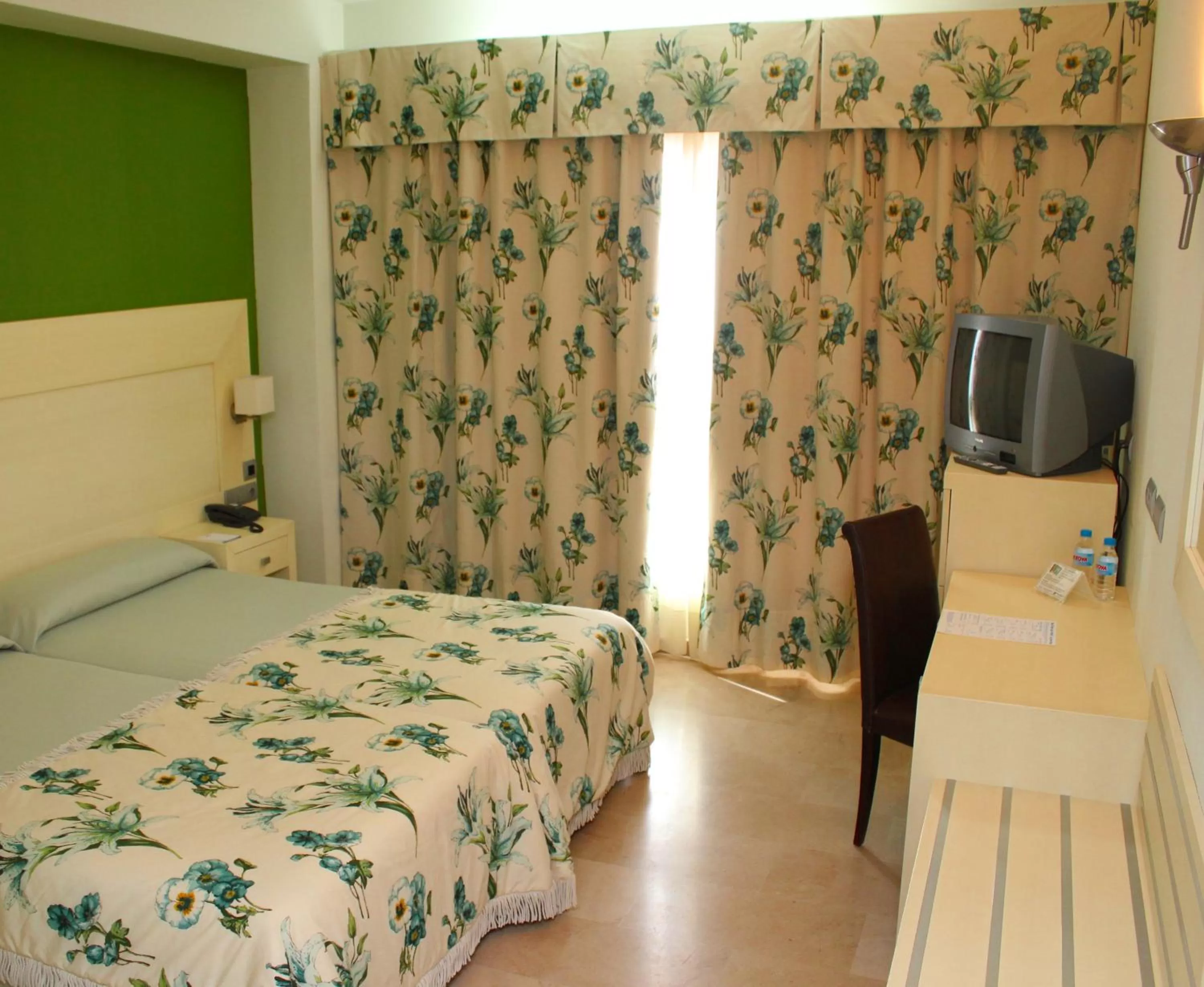 Photo of the whole room, Bed in Senator Águilas