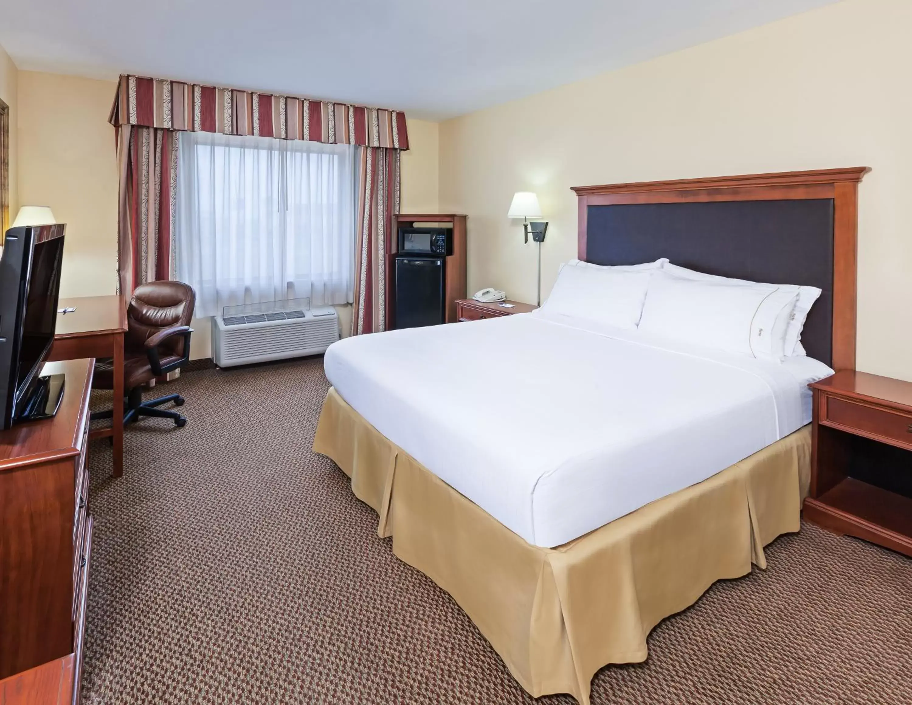 Photo of the whole room, Bed in Holiday Inn Express & Suites - Laredo-Event Center Area, an IHG Hotel