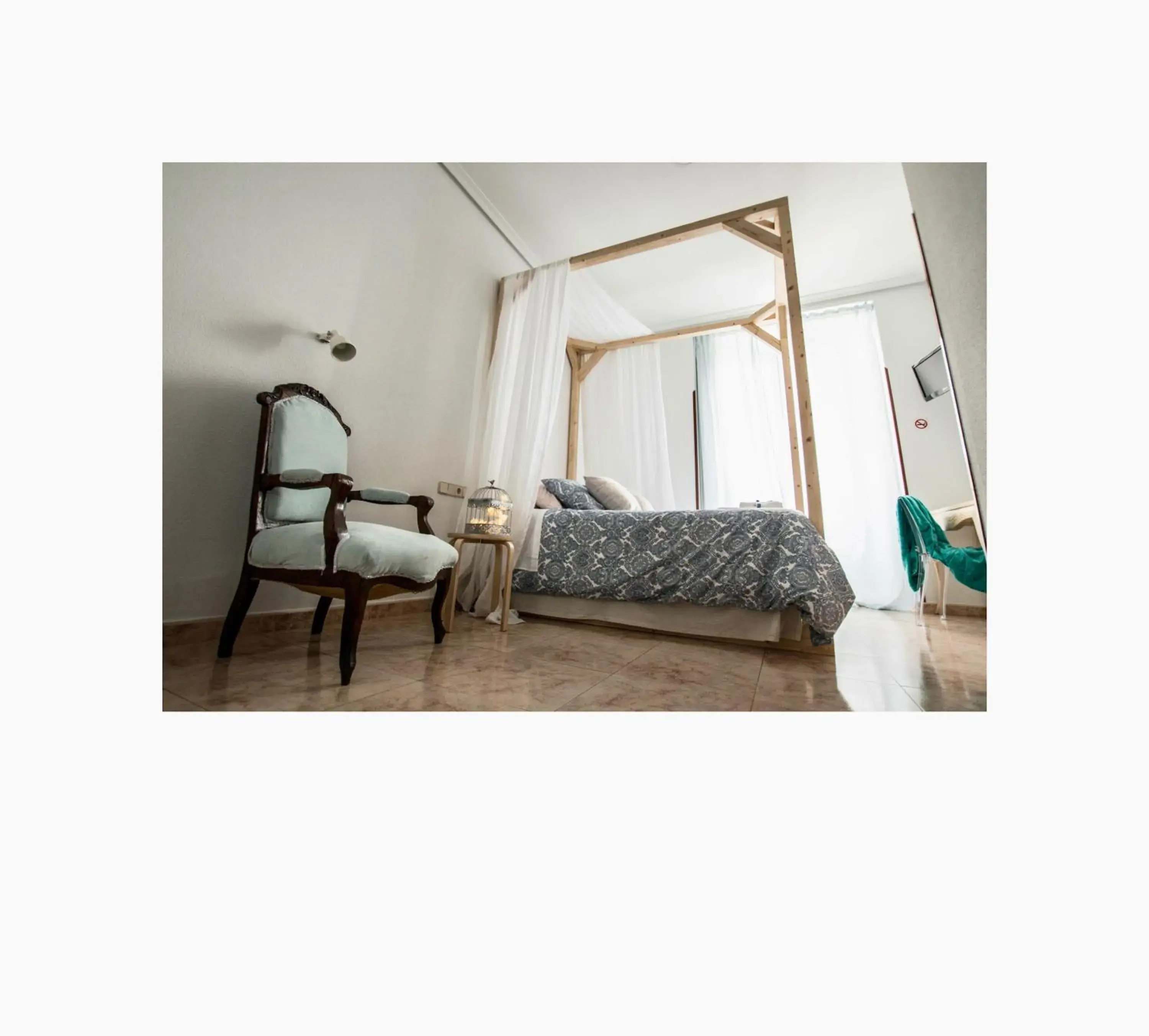 Photo of the whole room, Bed in Hostal Vazquez De Mella