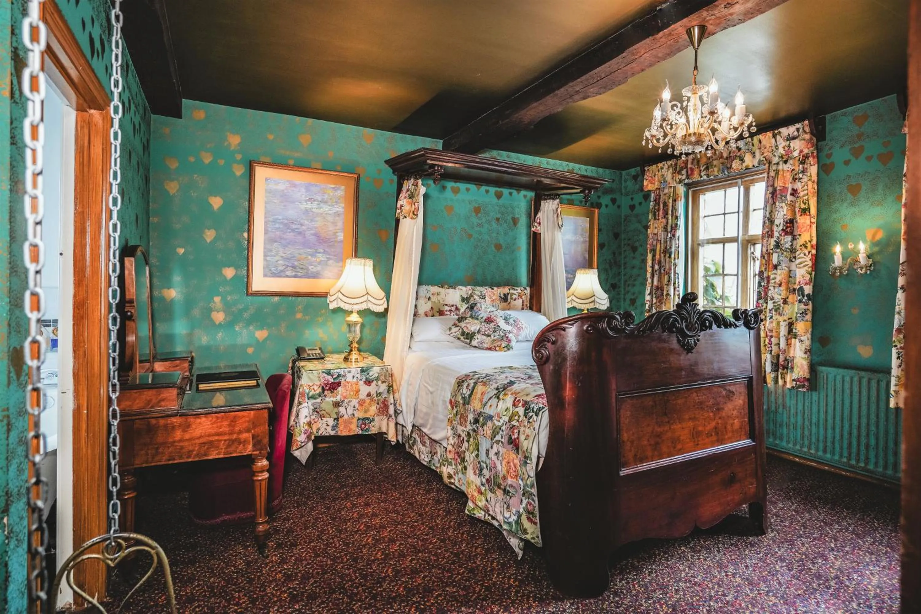 Bed in Hundred House Hotel