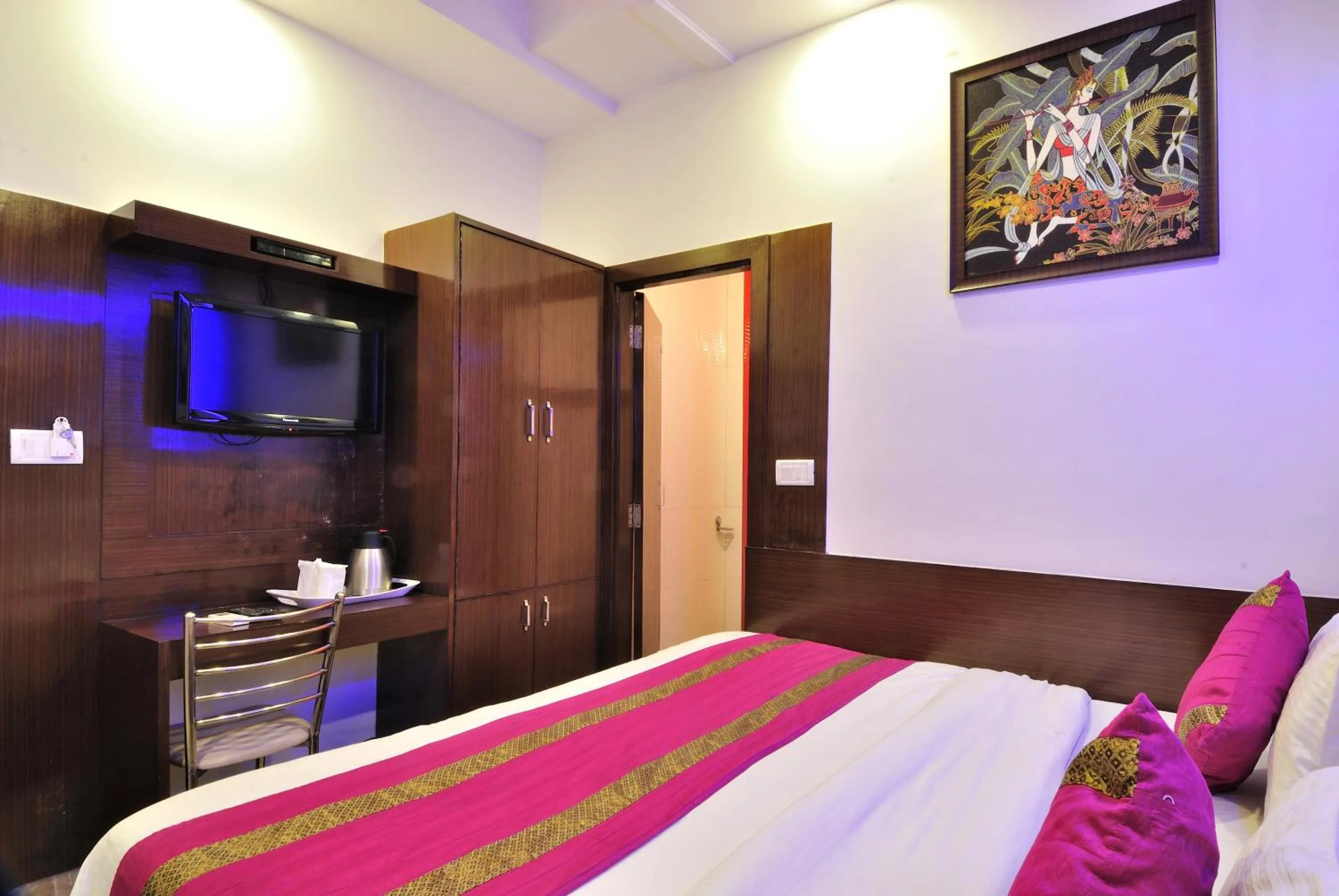 Bedroom, Bed in Hotel Nirmal Mahal - Paharganj - New Delhi