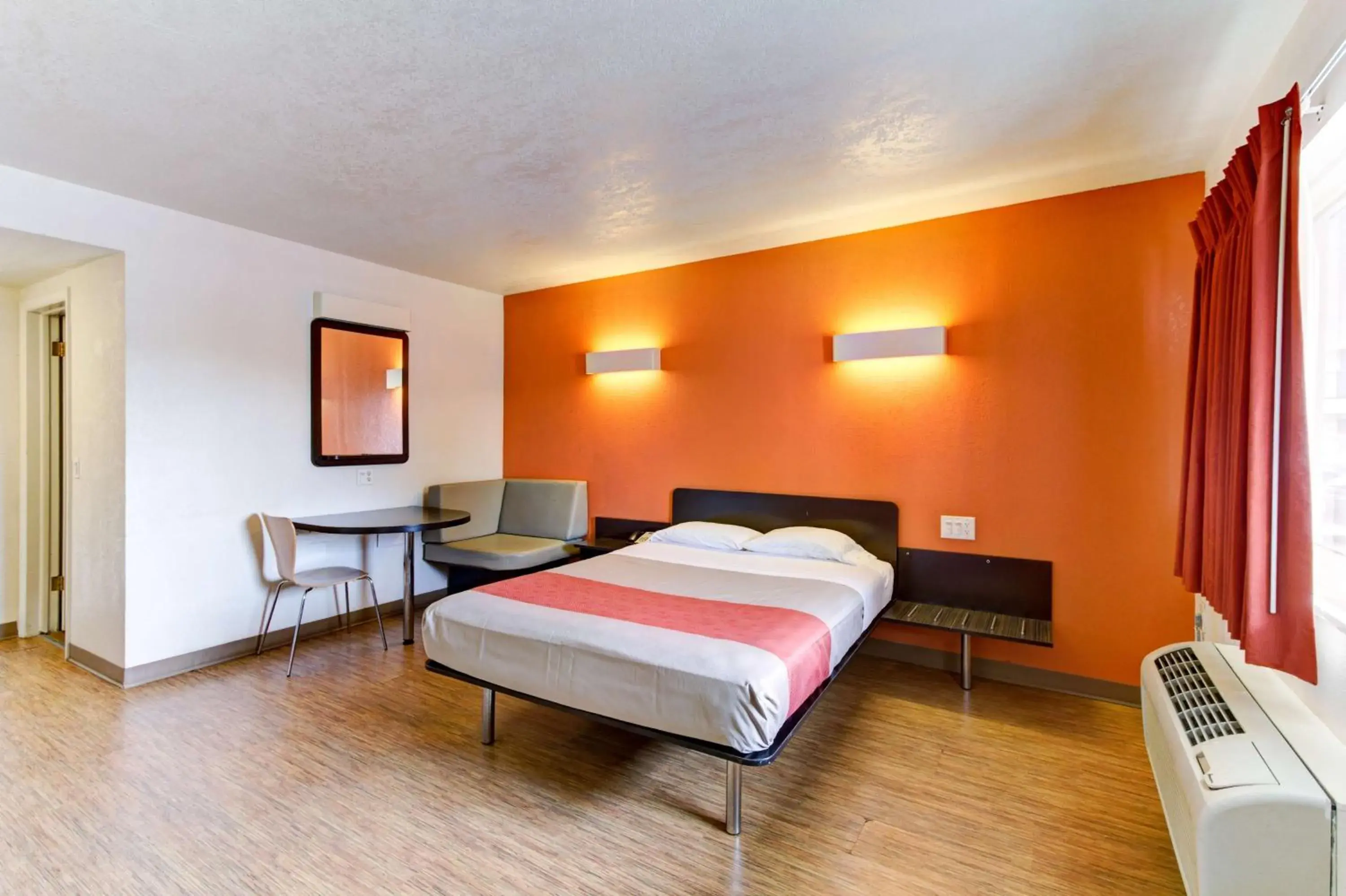 TV and multimedia, Bed in Motel 6-Richfield, OH