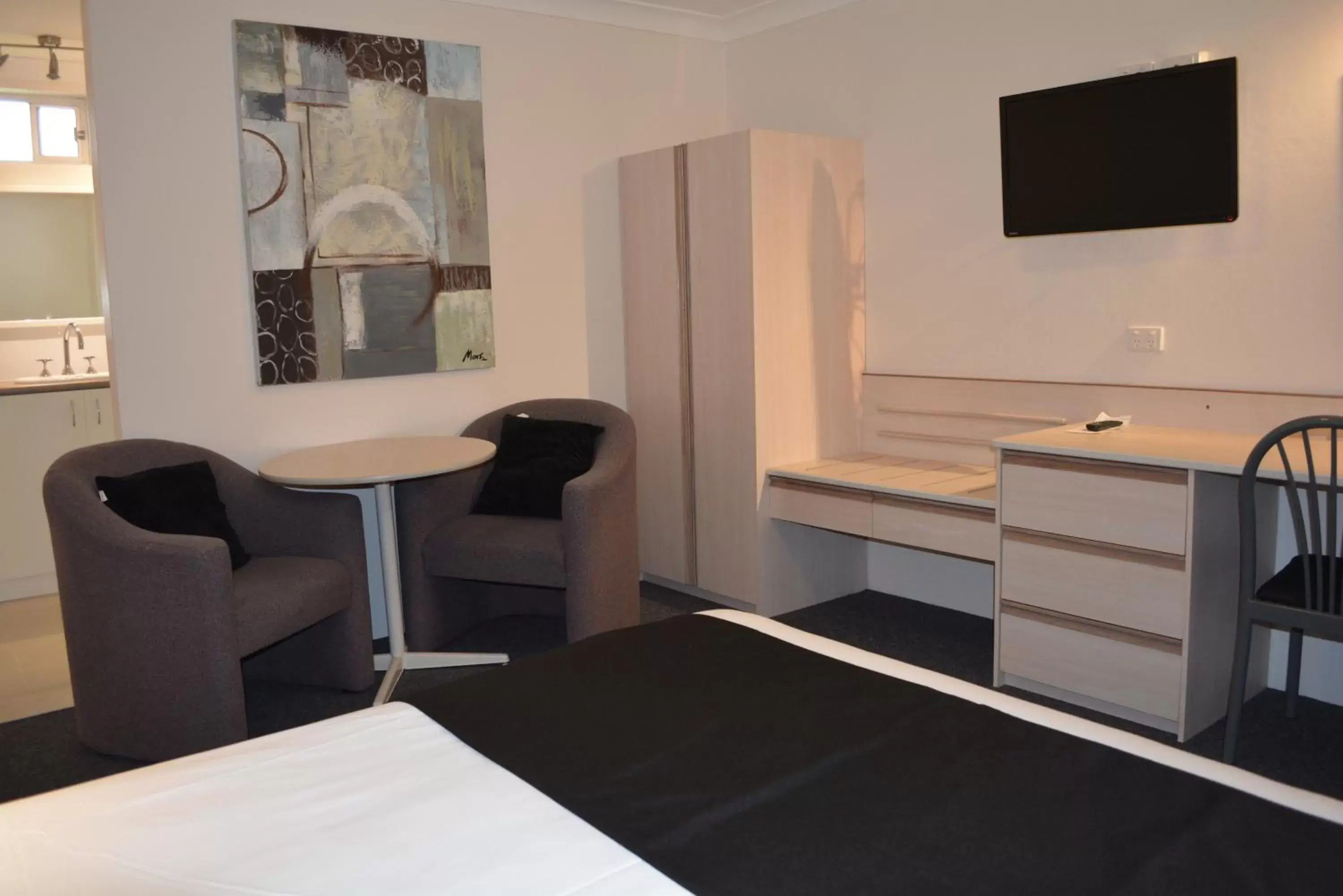 Dining area, Bed in Alabaster Motor Inn