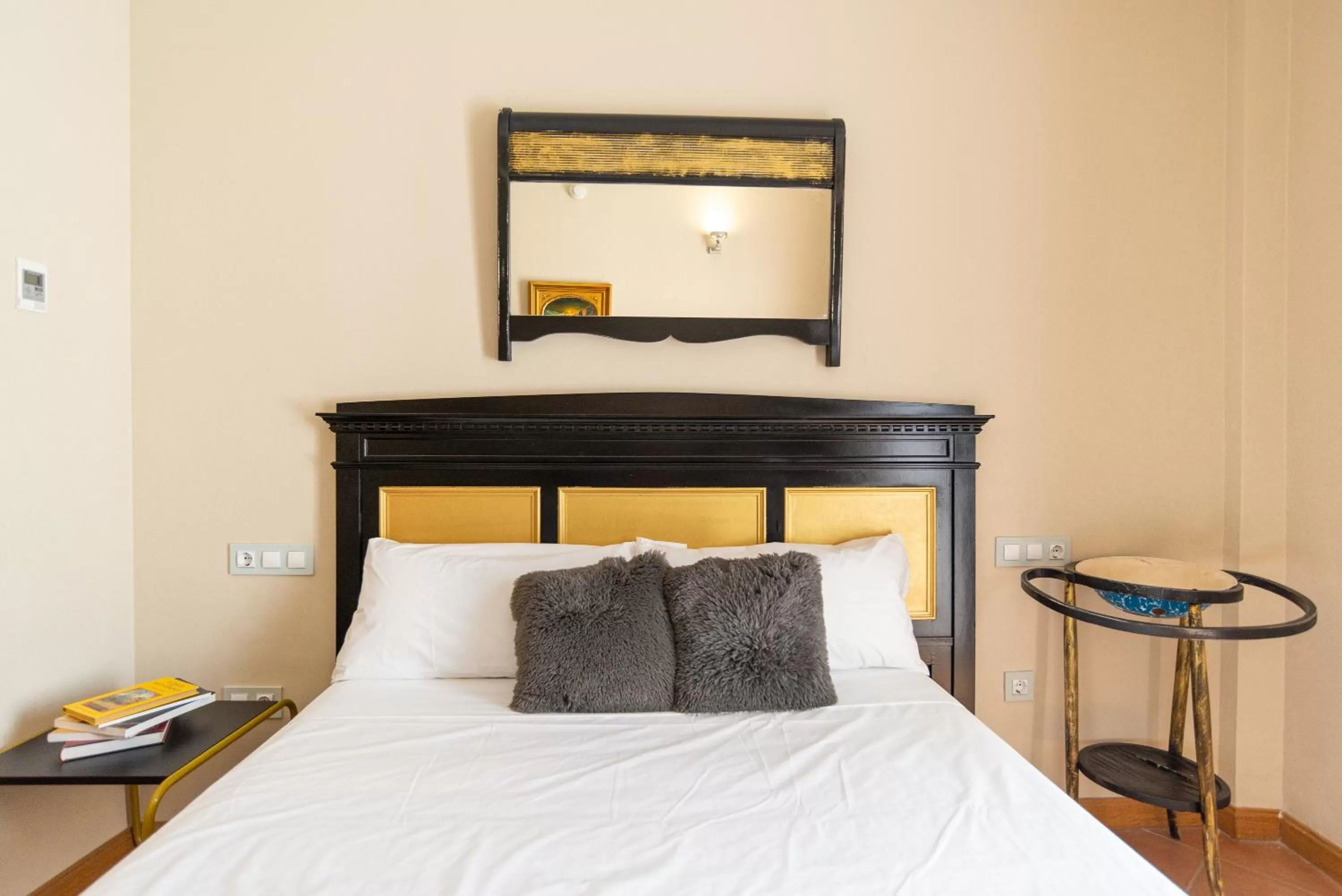 Bedroom, Bed in Hotel Albaicín