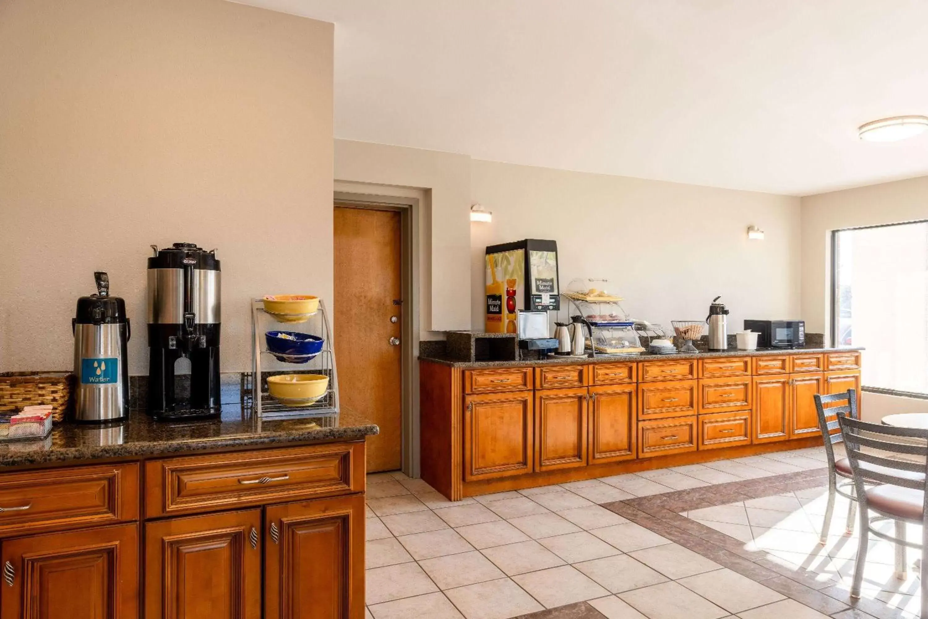 Breakfast, Kitchen/Kitchenette in Days Inn by Wyndham Mooresville Lake Norman