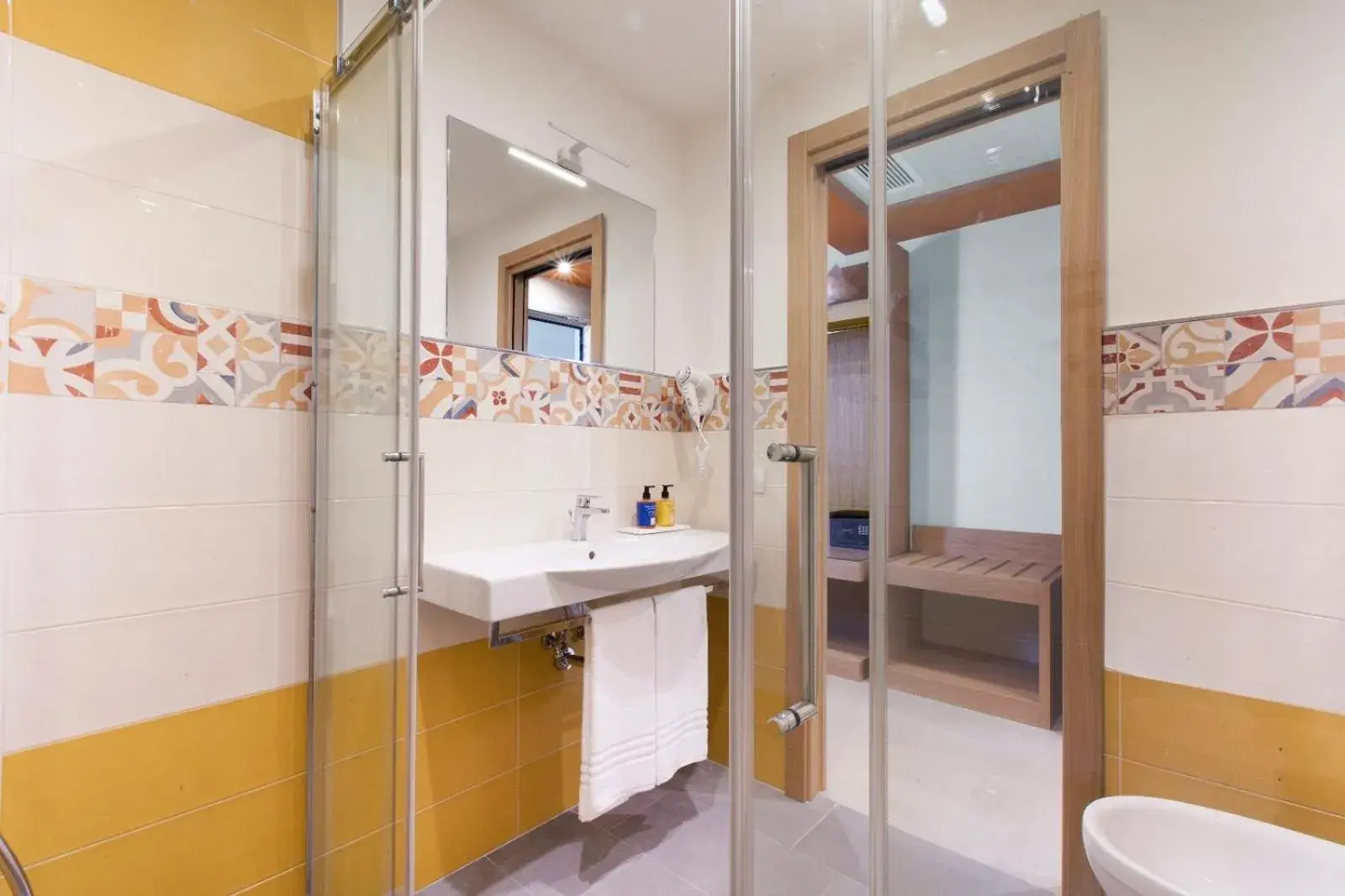 Shower, Bathroom in Hotel O Sole Mio