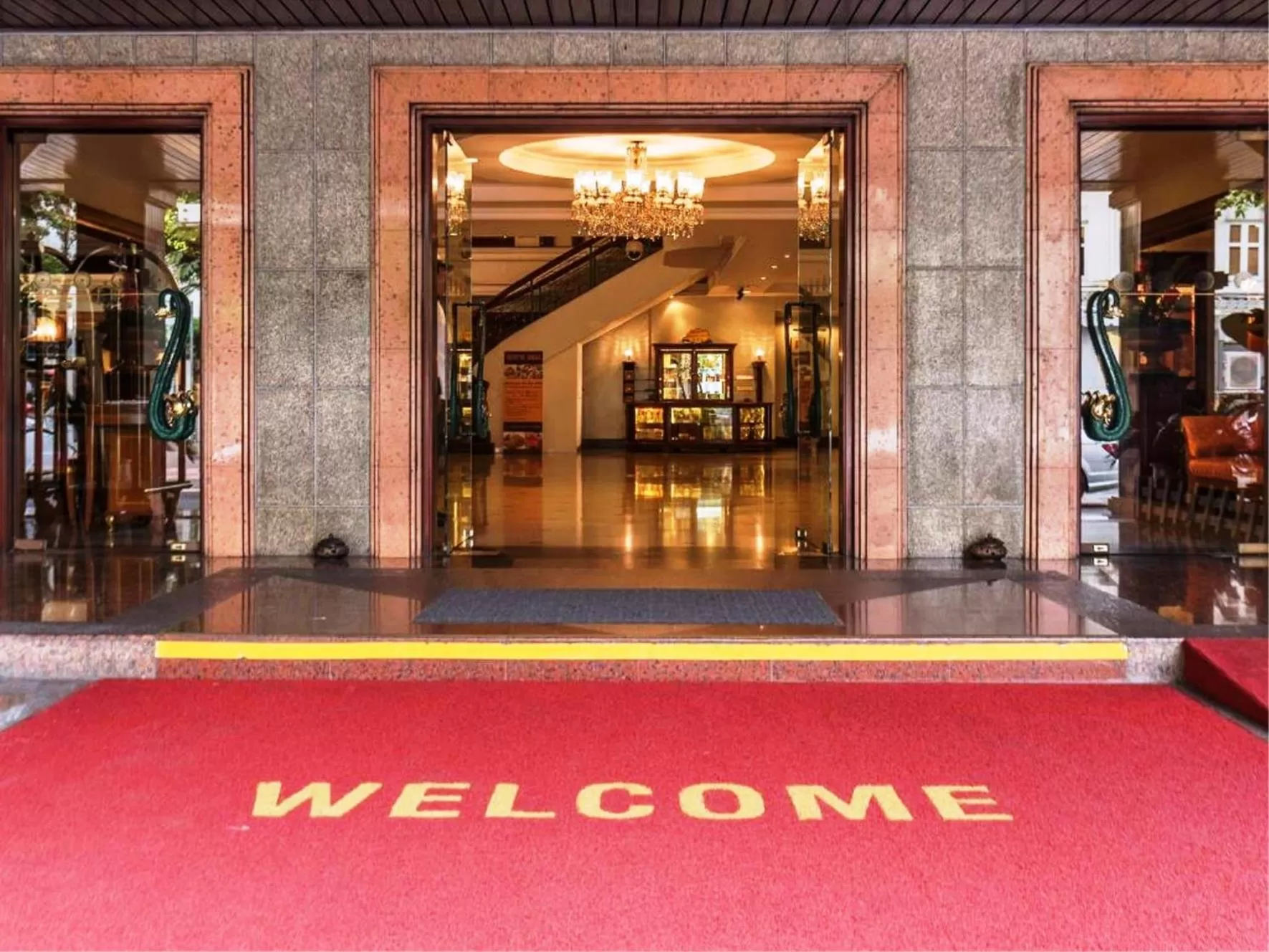 Facade/entrance in Evergreen Laurel Hotel Bangkok