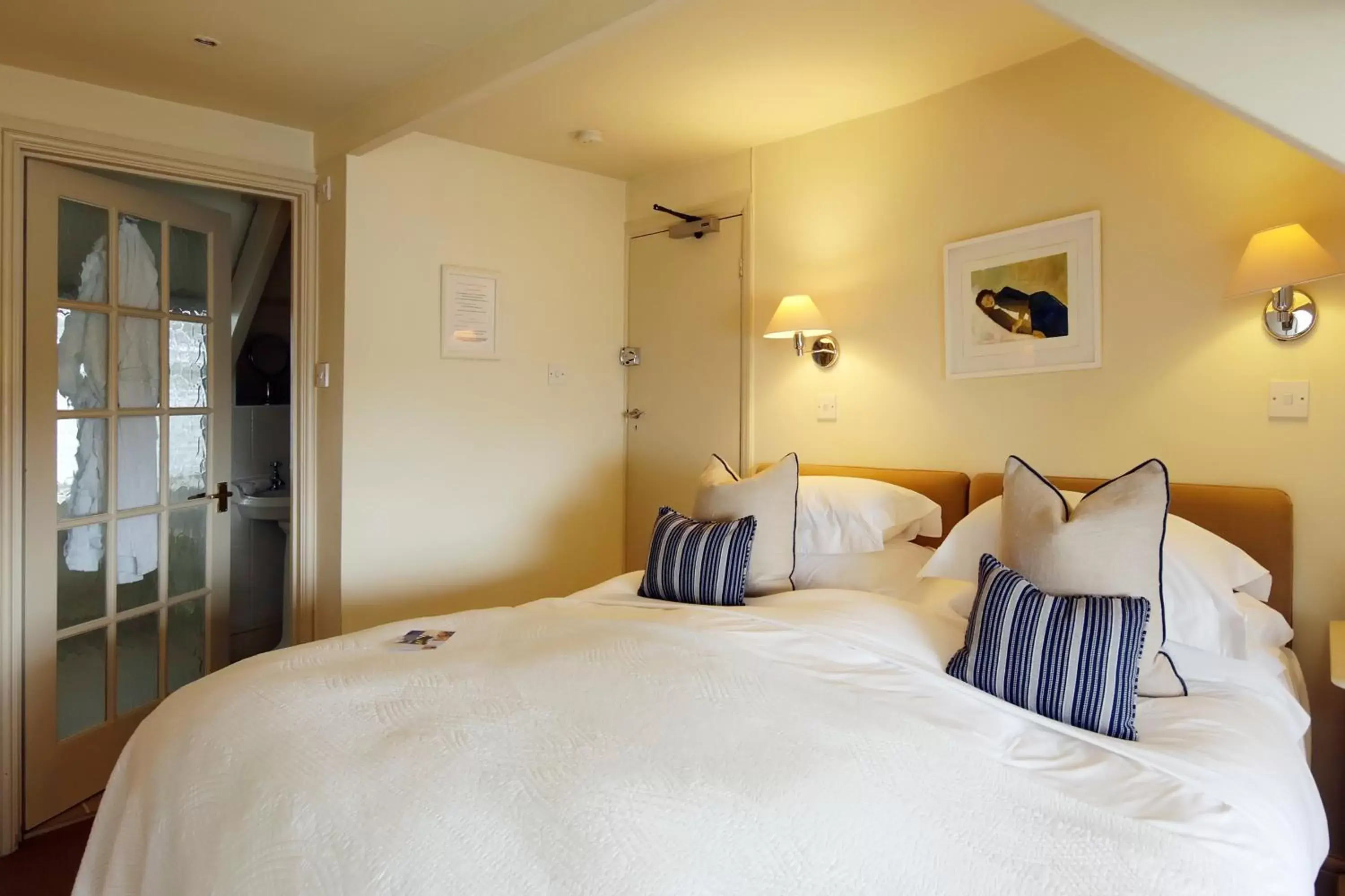 Small Double or Twin Room in Driftwood Small Double or Twin Room in Driftwood