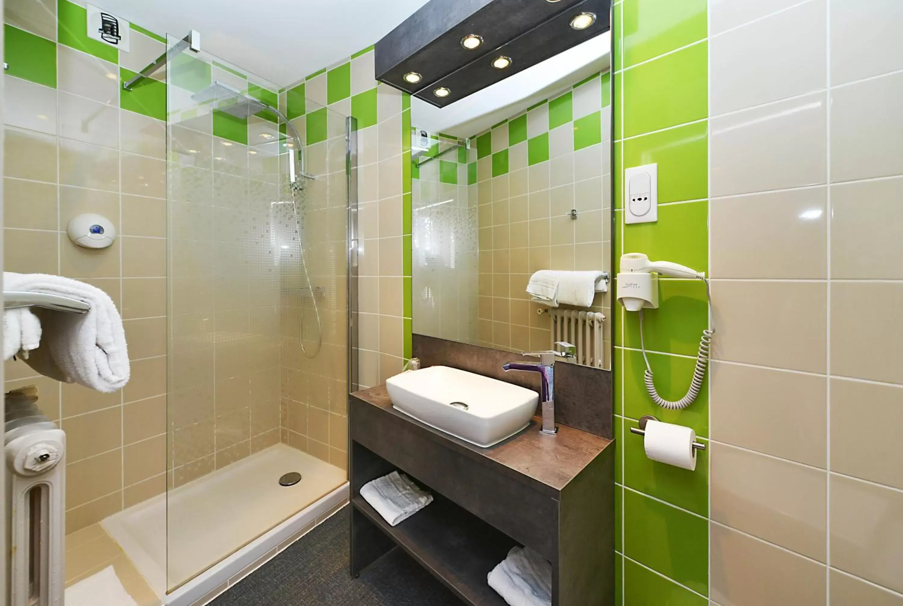 Bathroom in Hôtel Concorde - Rodez Centre Ville