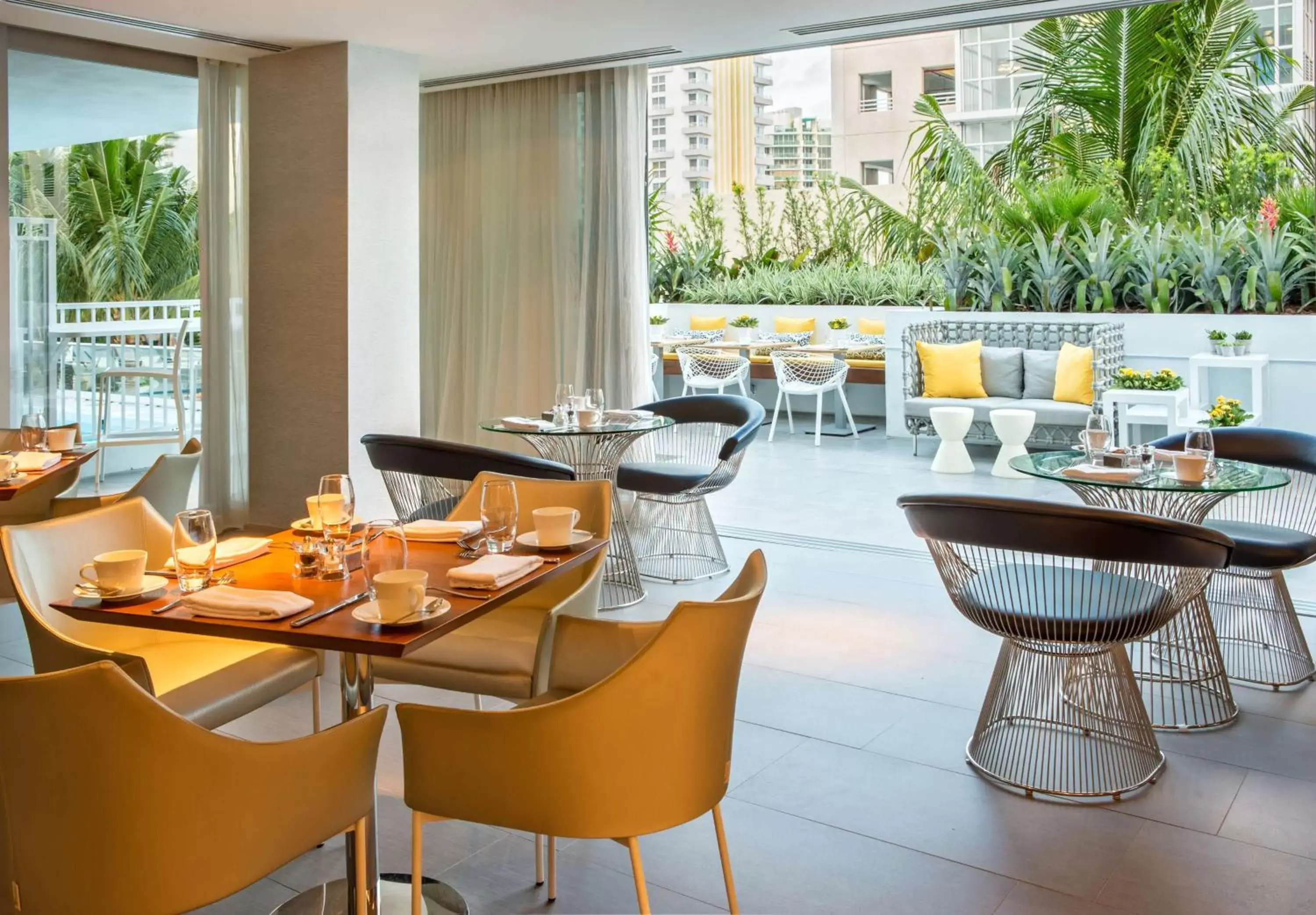 Lounge or bar, Restaurant/Places to Eat in Hyatt Centric South Beach Miami