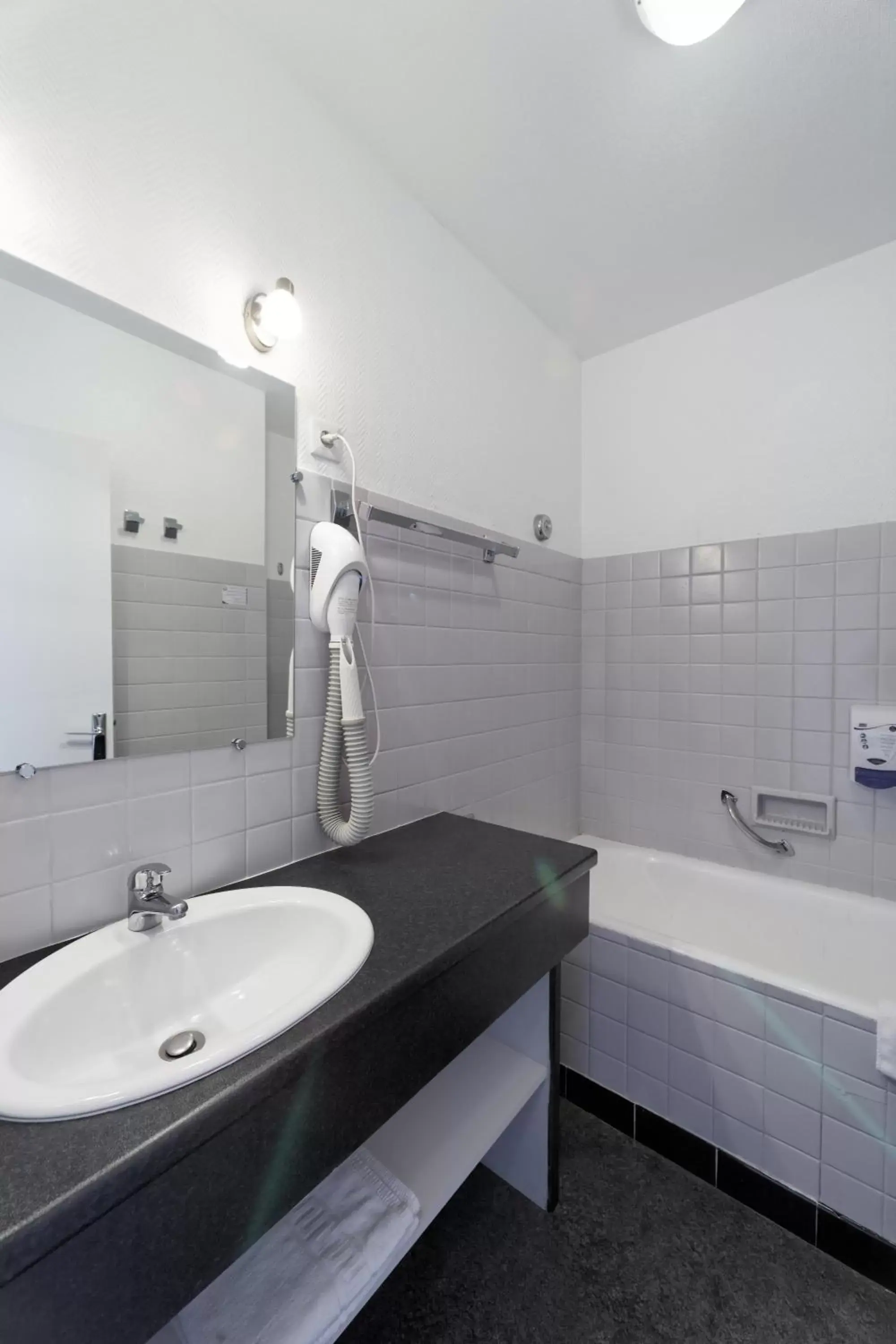 Bathroom in The Originals City, Hôtel Armen Le Triton, Roscoff (Inter-Hotel)