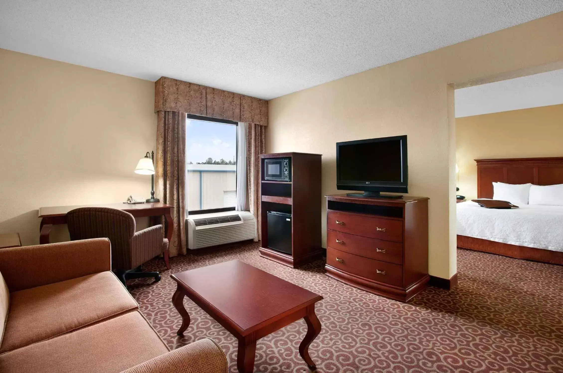 Living room, TV/Entertainment Center in Hampton Inn Slidell