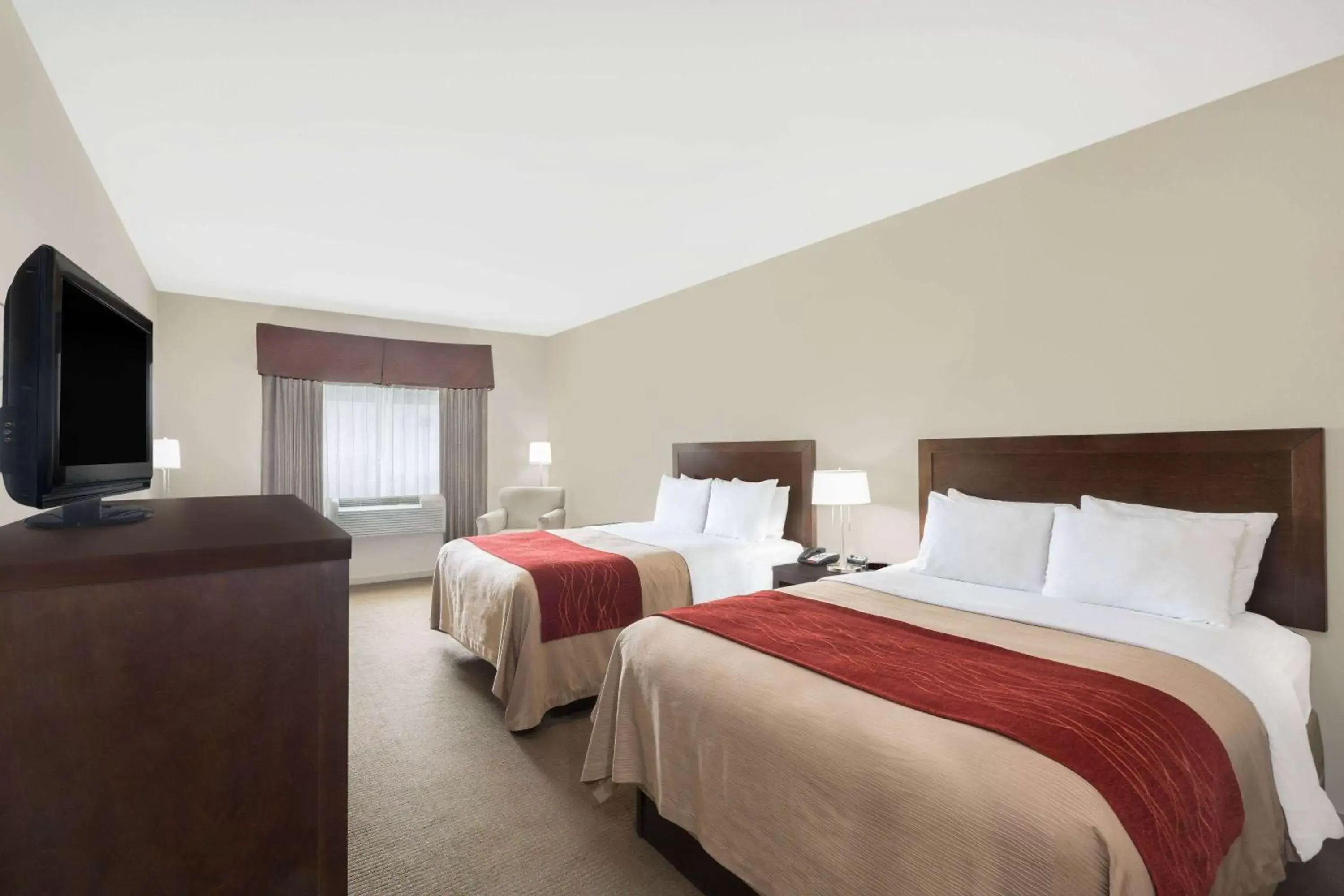 Photo of the whole room, Bed in Baymont by Wyndham Columbus