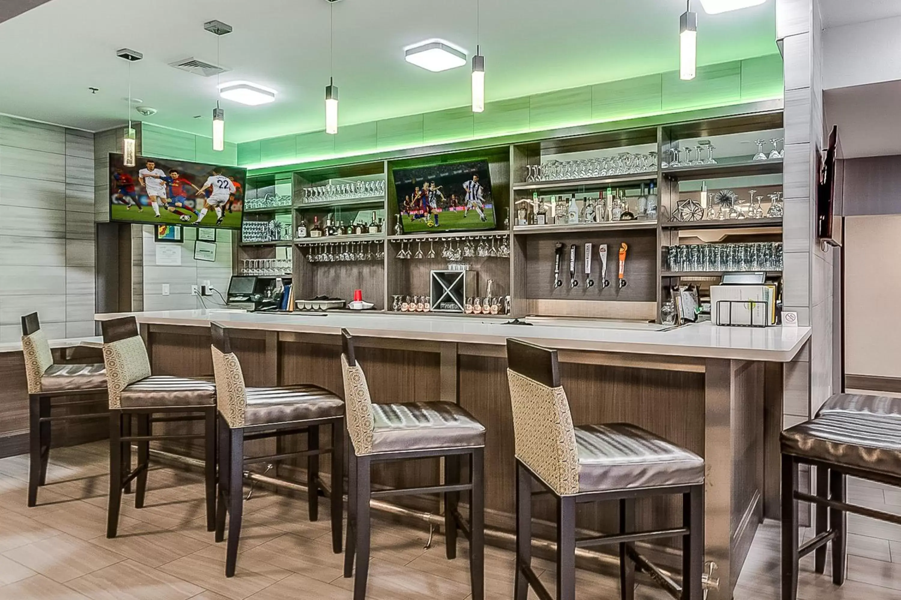 Lounge or bar, Lounge/Bar in Holiday Inn Longview - North, an IHG Hotel