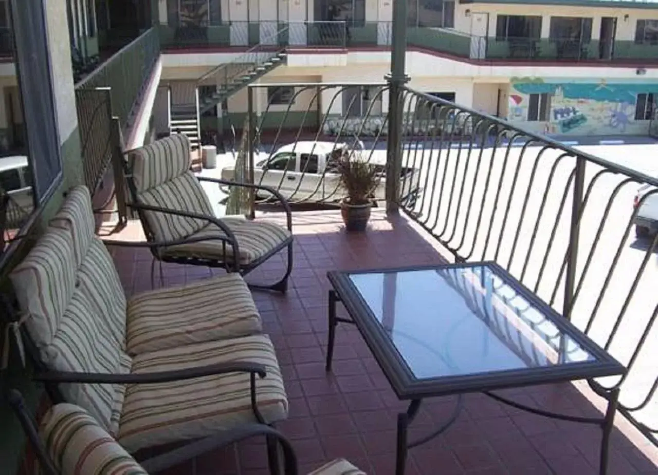 Balcony/Terrace, Pool View in Motel 6 Pismo Beach CA Pacific Ocean