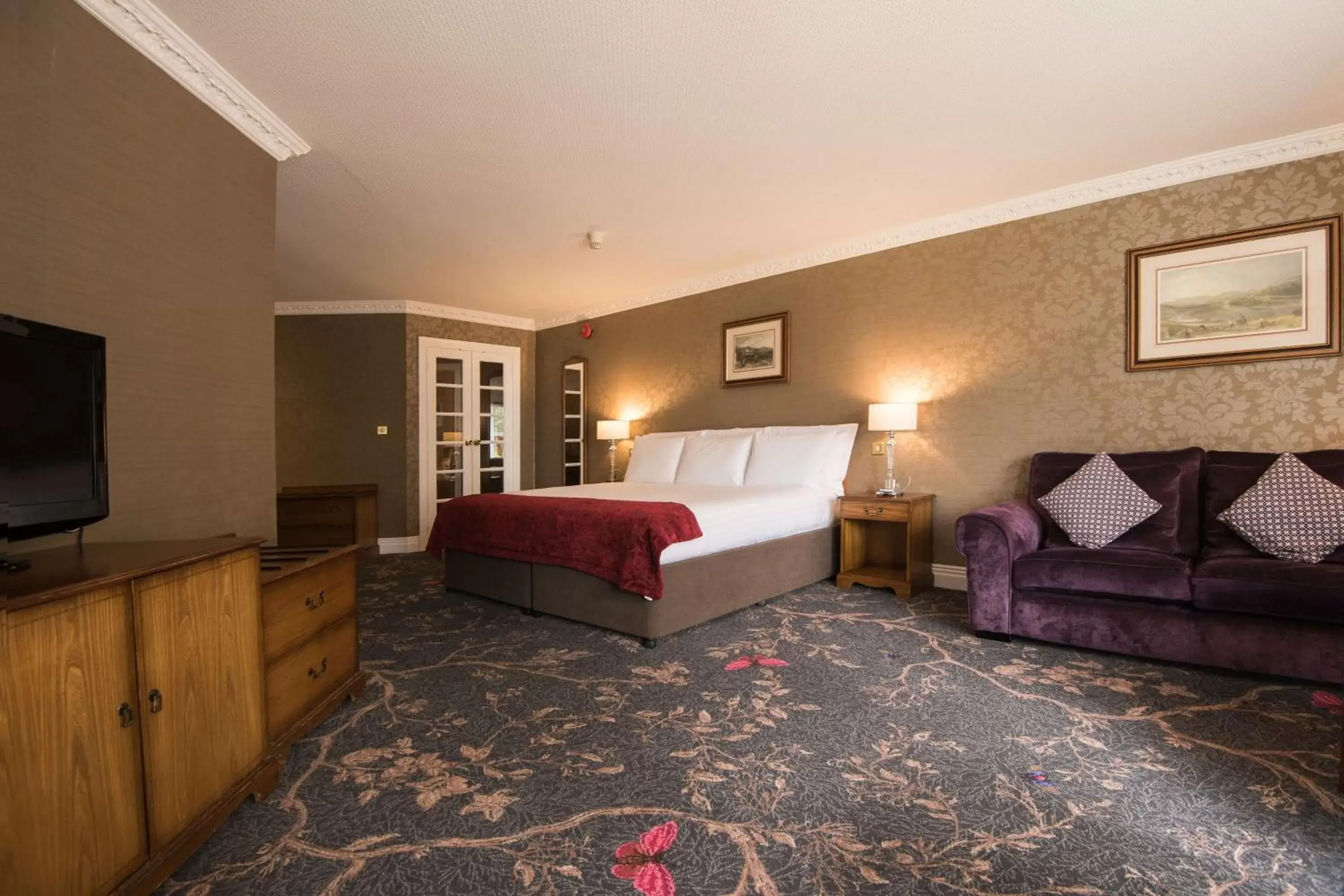 Photo of the whole room, Bed in Kingsmills Hotel