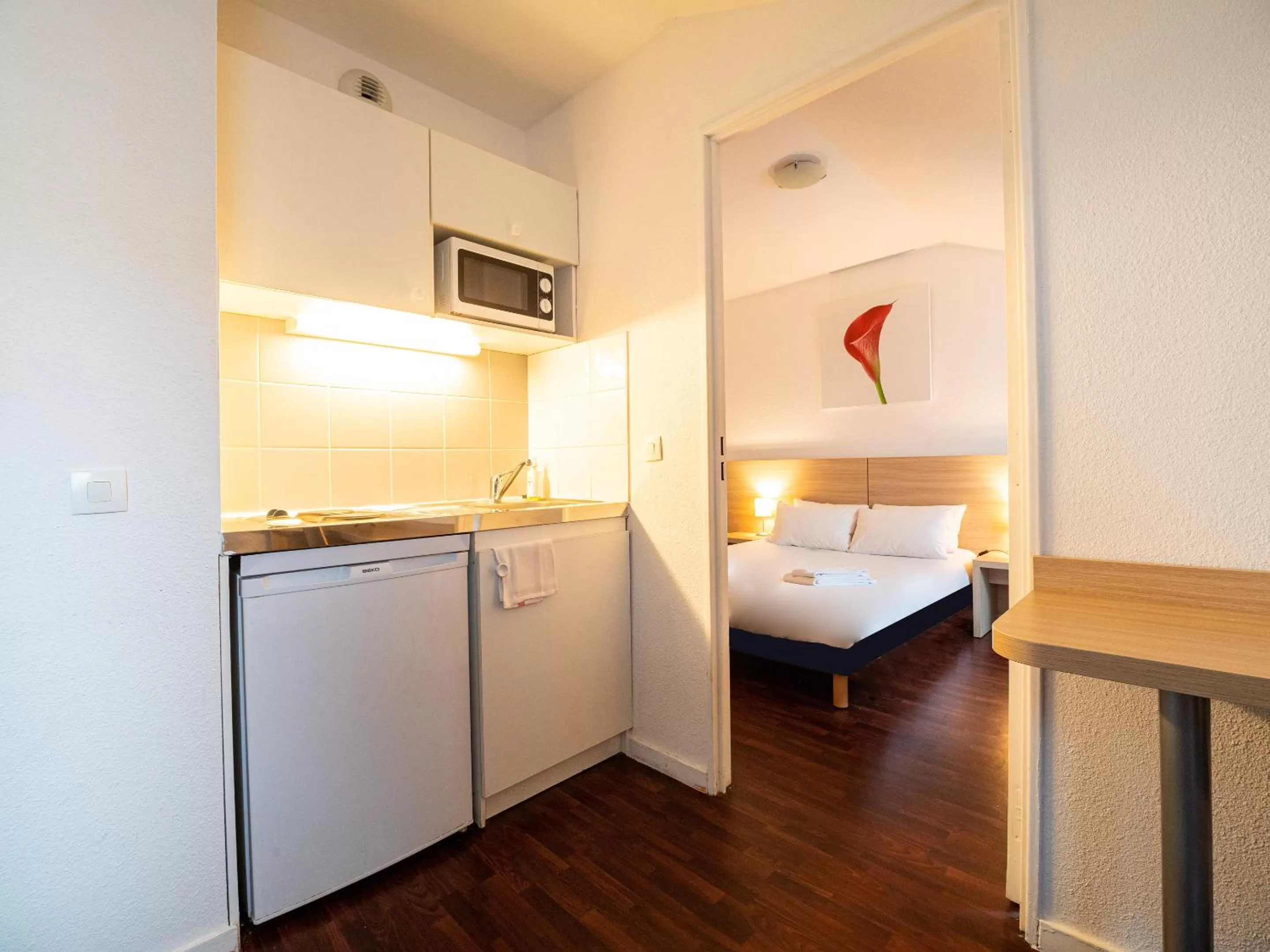 Kitchen or kitchenette, Bed in Residhotel St Etienne Centre