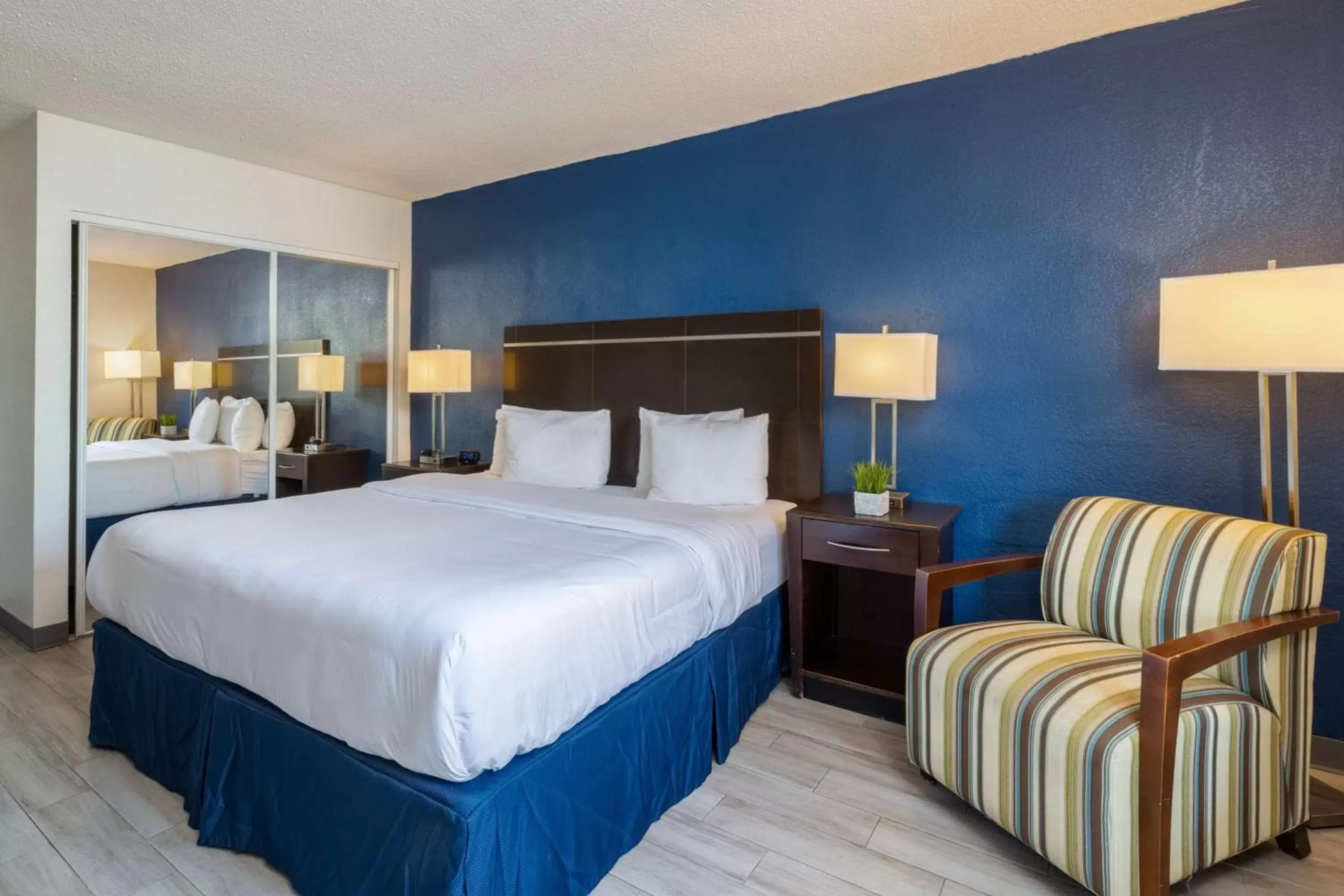 Photo of the whole room, Bed in Baymont by Wyndham Altamonte Springs