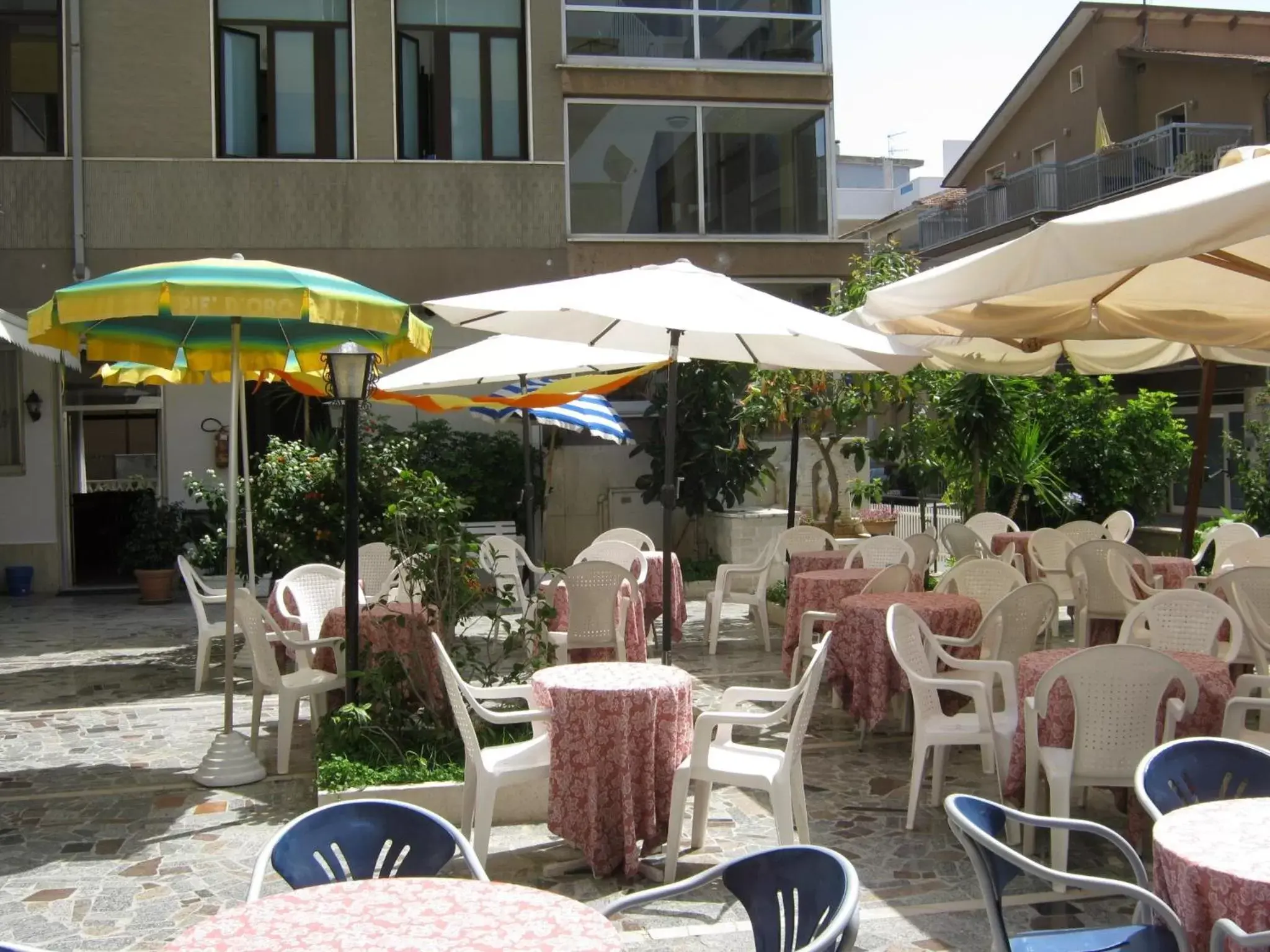 Patio, Restaurant/Places to Eat in B&B - Hotel Blurelda