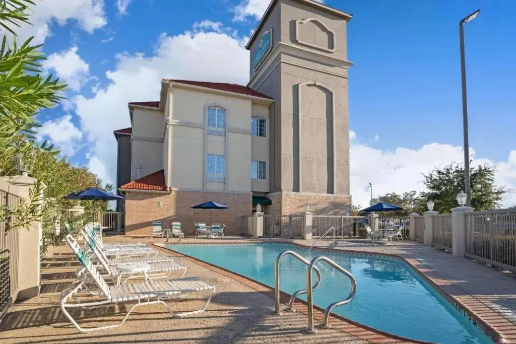 Swimming pool, Property Building in La Quinta by Wyndham Houston - Westchase