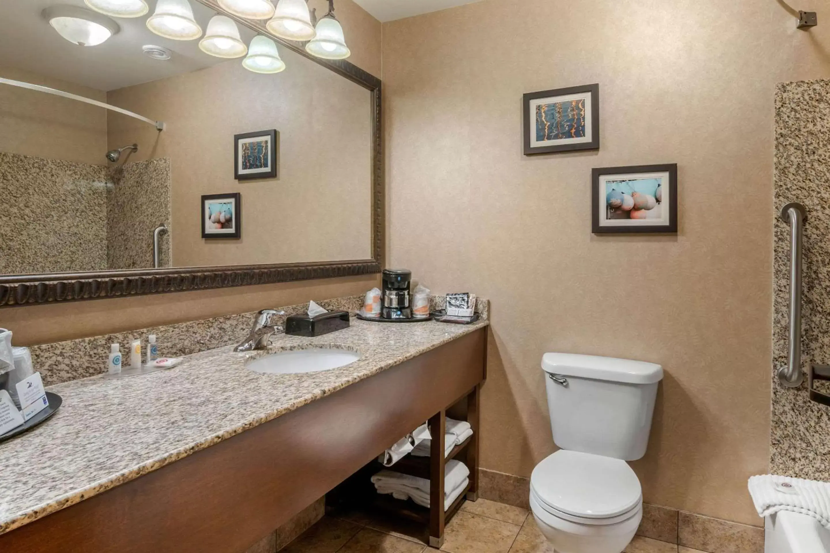 Photo of the whole room, Bathroom in Comfort Inn & Suites Lincoln City
