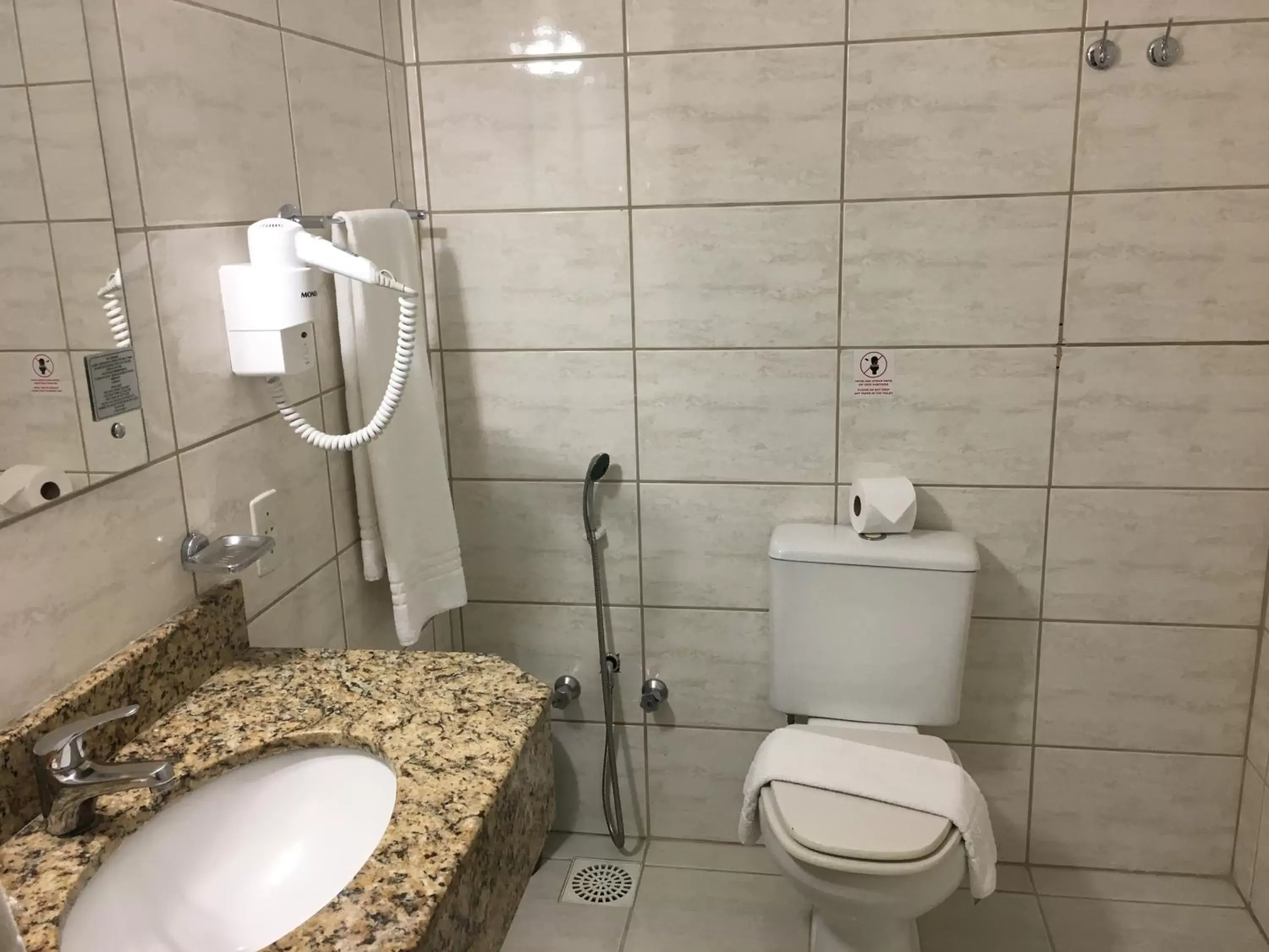 Shower, Bathroom in Embaixador Hotel e Centro de Eventos