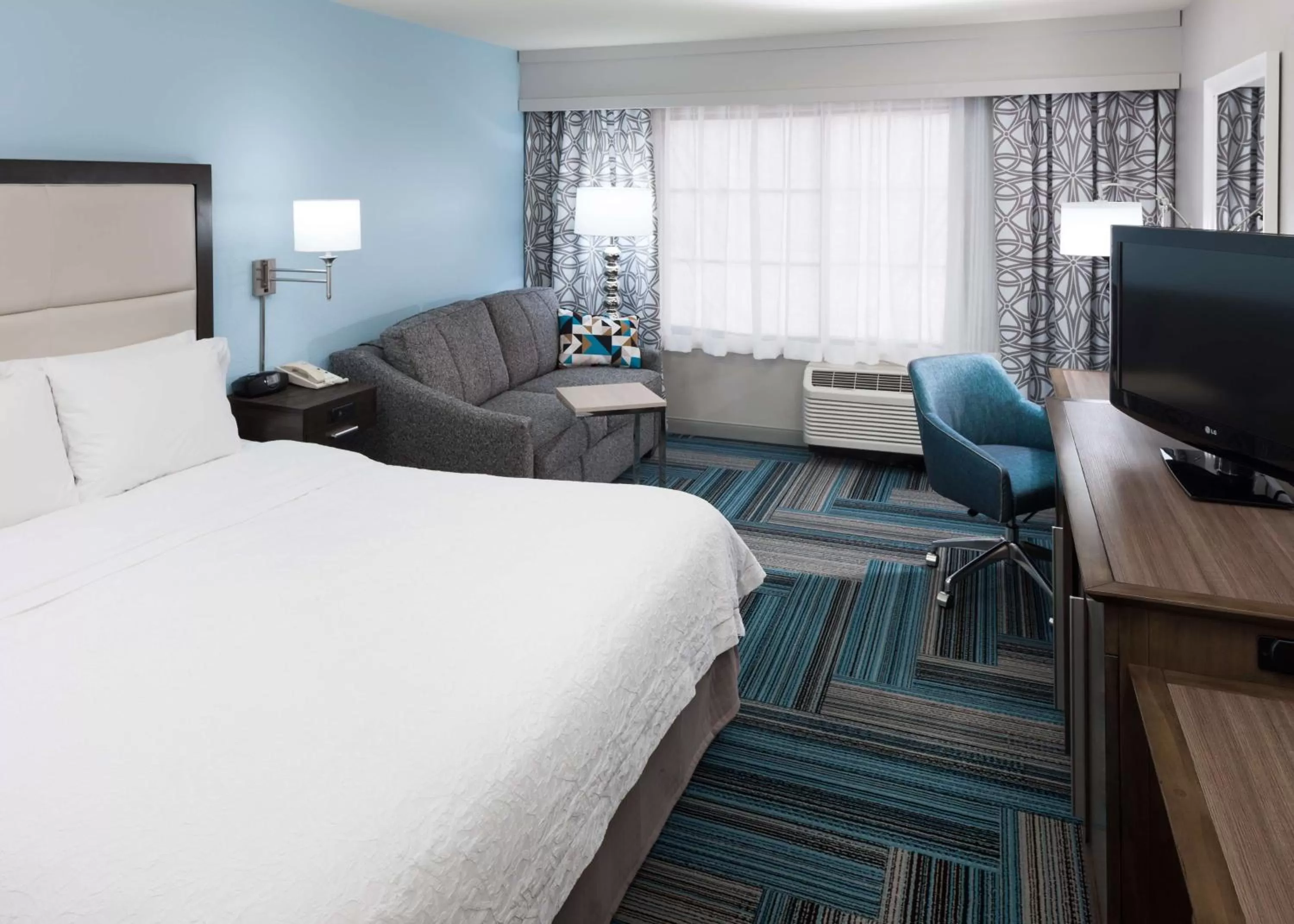 Bed in Hampton Inn San Diego Downtown