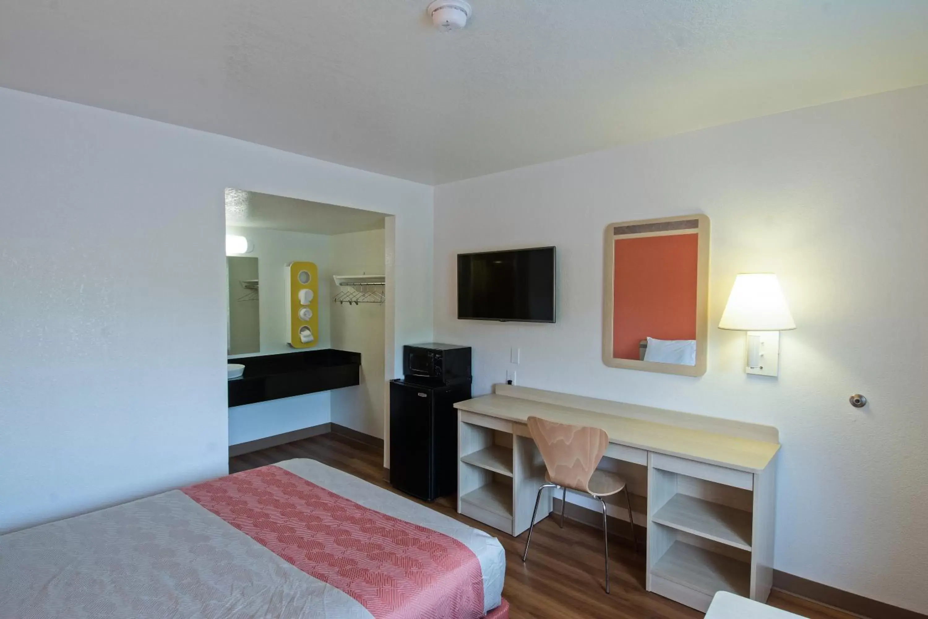 Bedroom, TV/Entertainment Center in Motel 6-Redding, CA - South