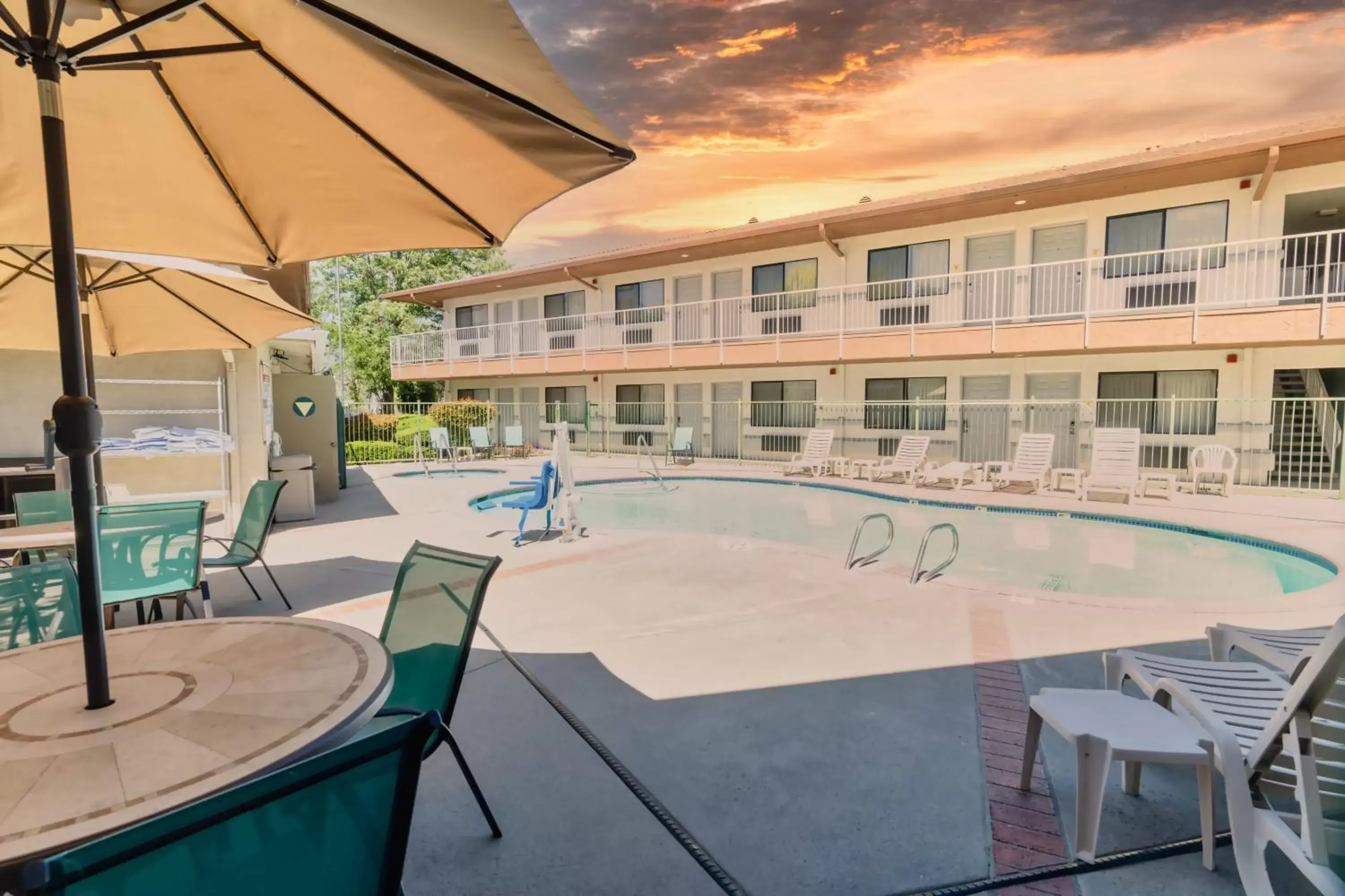 Patio, Swimming Pool in The Oakhurst Inn at Yosemite