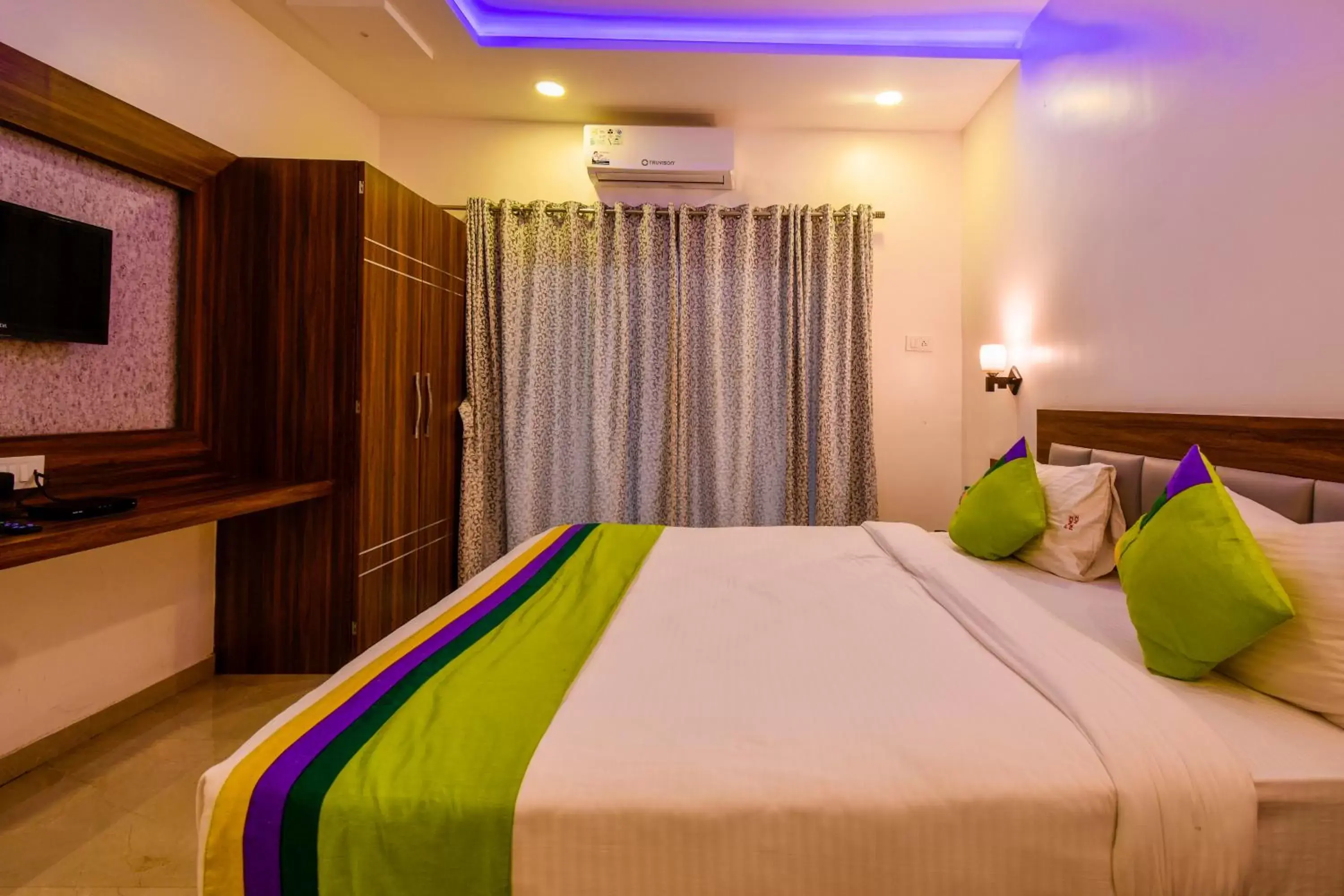 Bedroom, Bed in Treebo Prince Palace Bedroom, Bed in Treebo Prince Palace