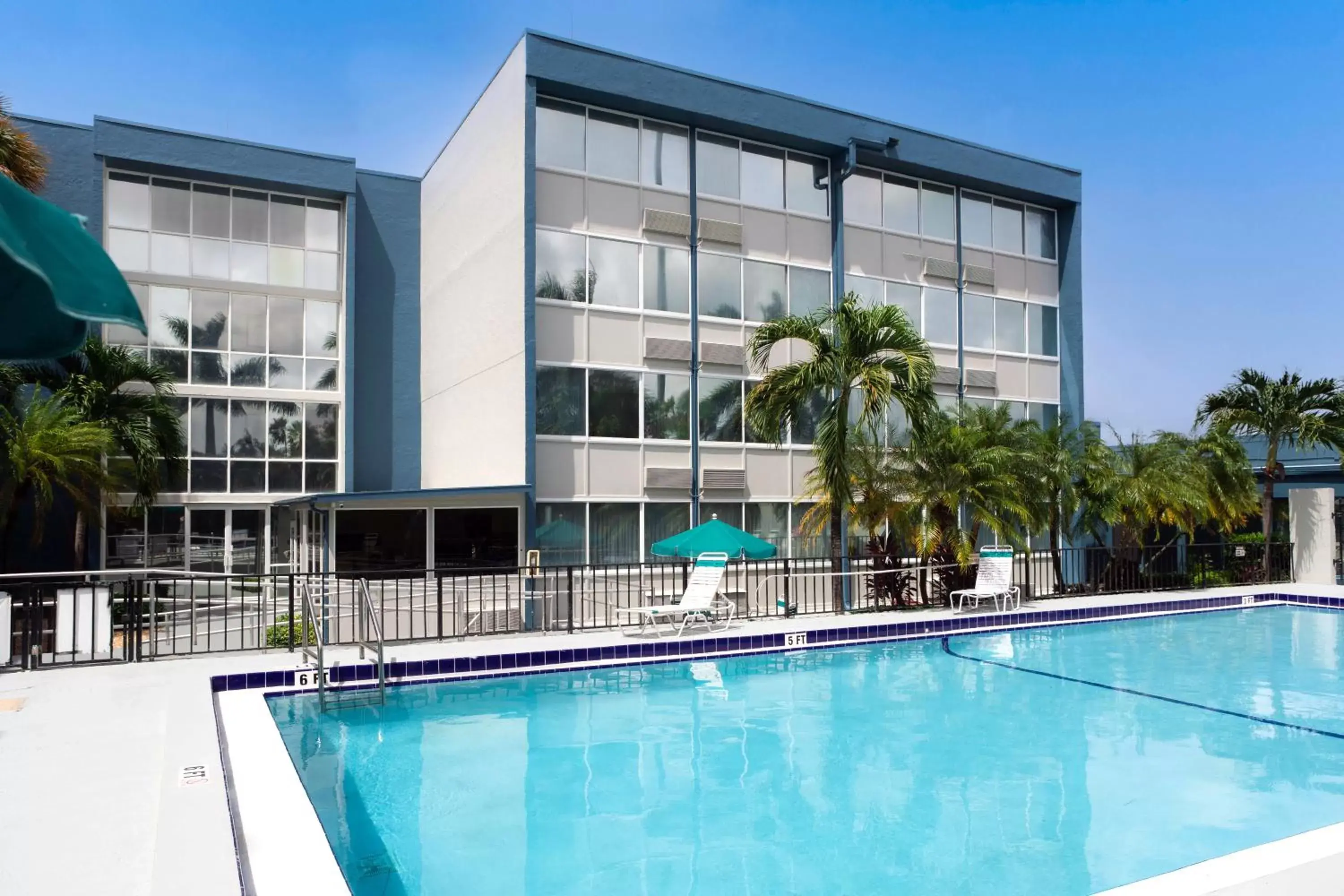 Swimming pool, Property Building in Days Inn by Wyndham Miami International Airport