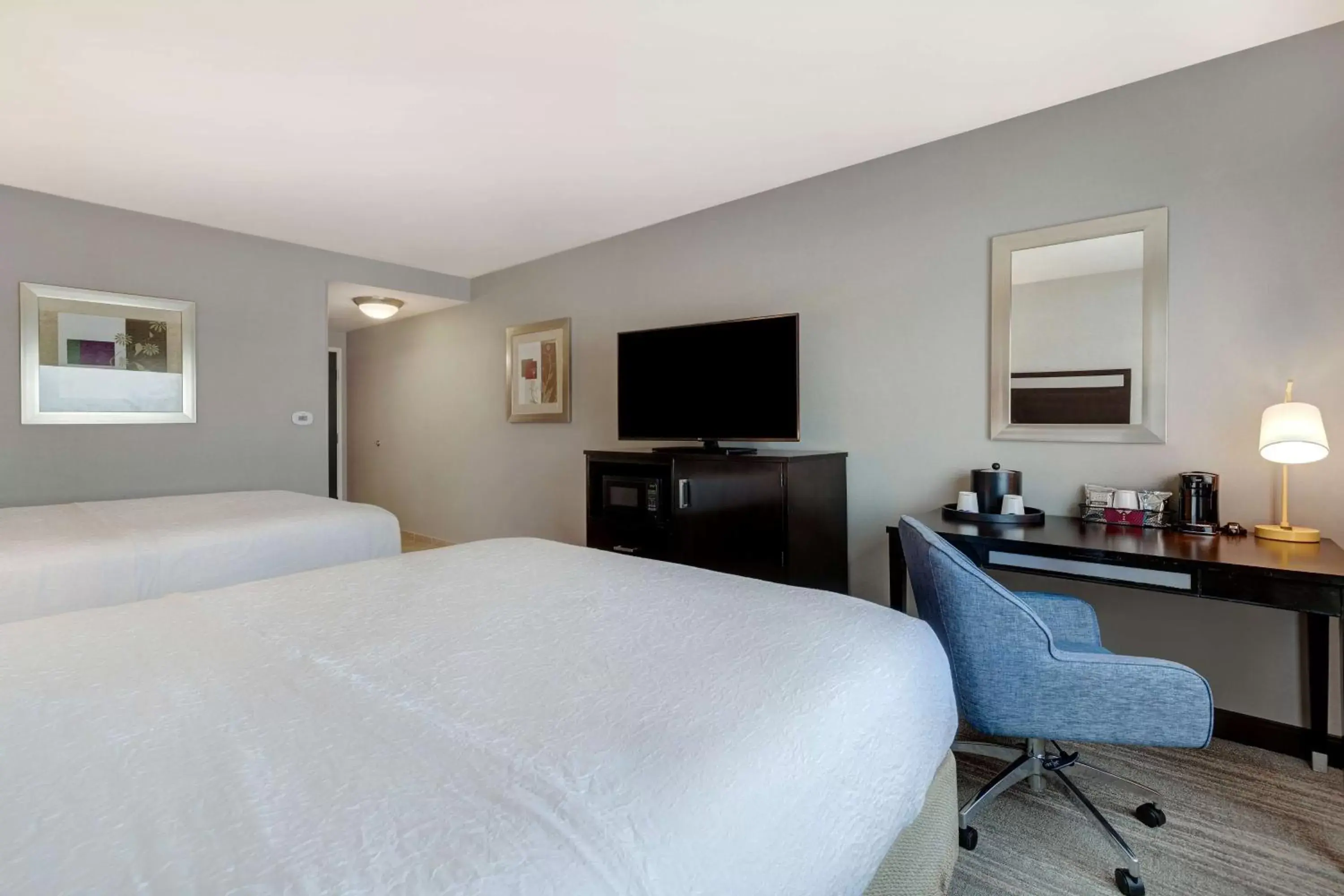 Bed, TV/Entertainment Center in Hampton Inn & Suites Seattle/Federal Way