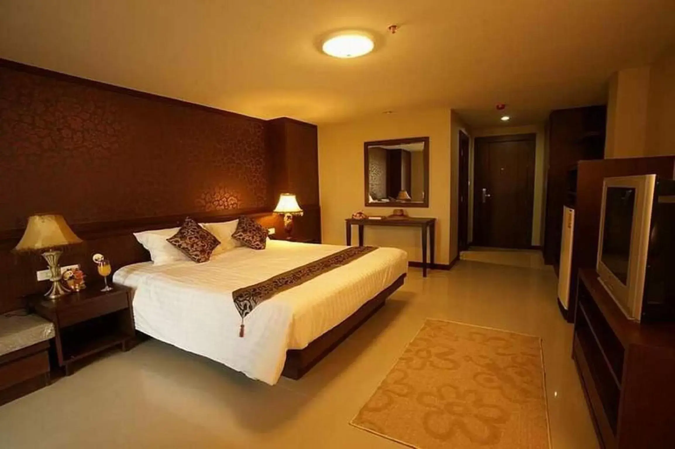 Bed in Convenient Grand Hotel SHA Extra Plus