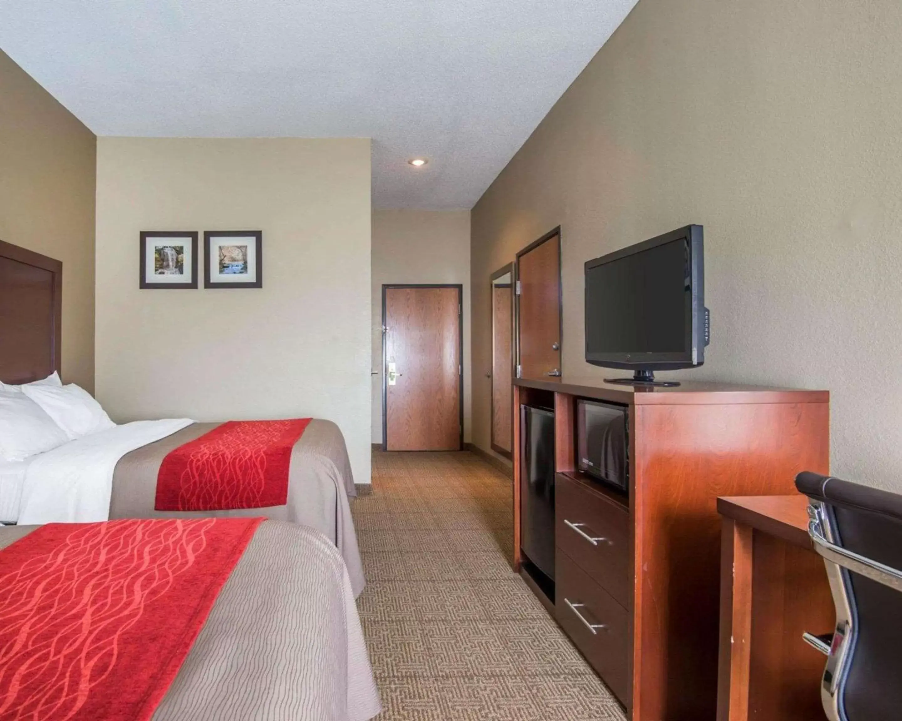 Photo of the whole room, Bed in Comfort Inn Grain Valley