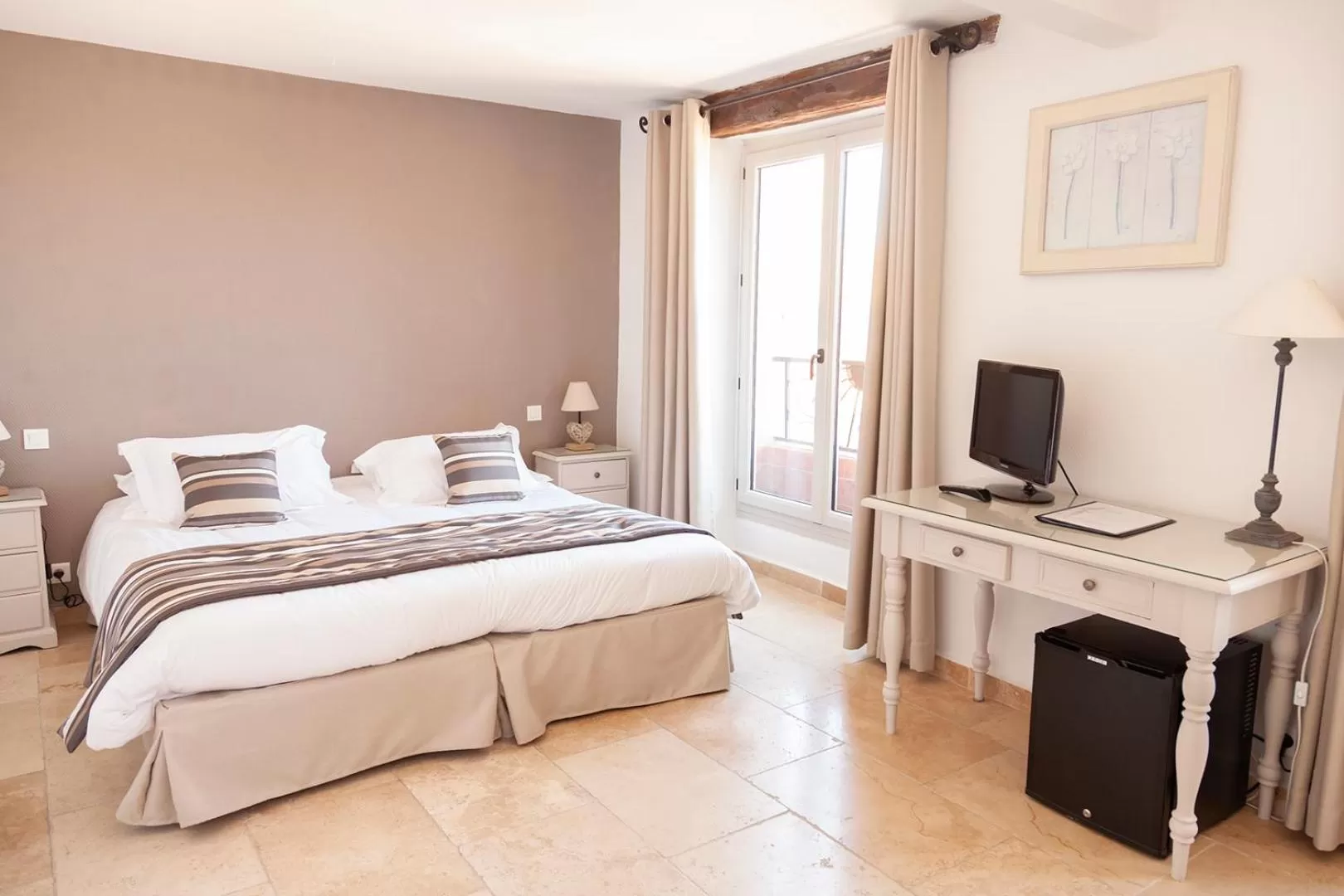 TV and multimedia, Bed in Auberge du Vieux Château