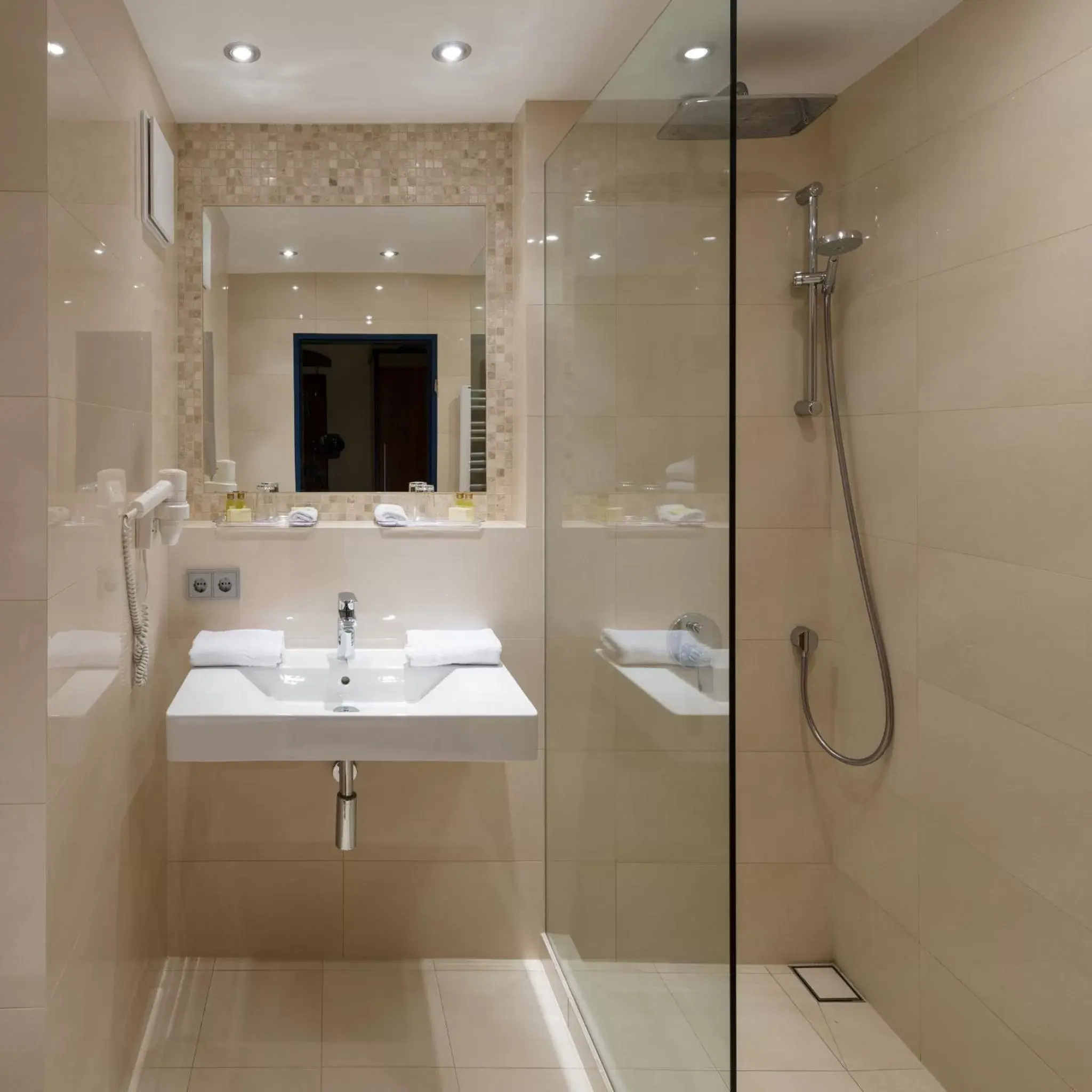 Bathroom in Hotel Europa Bathroom in Hotel Europa