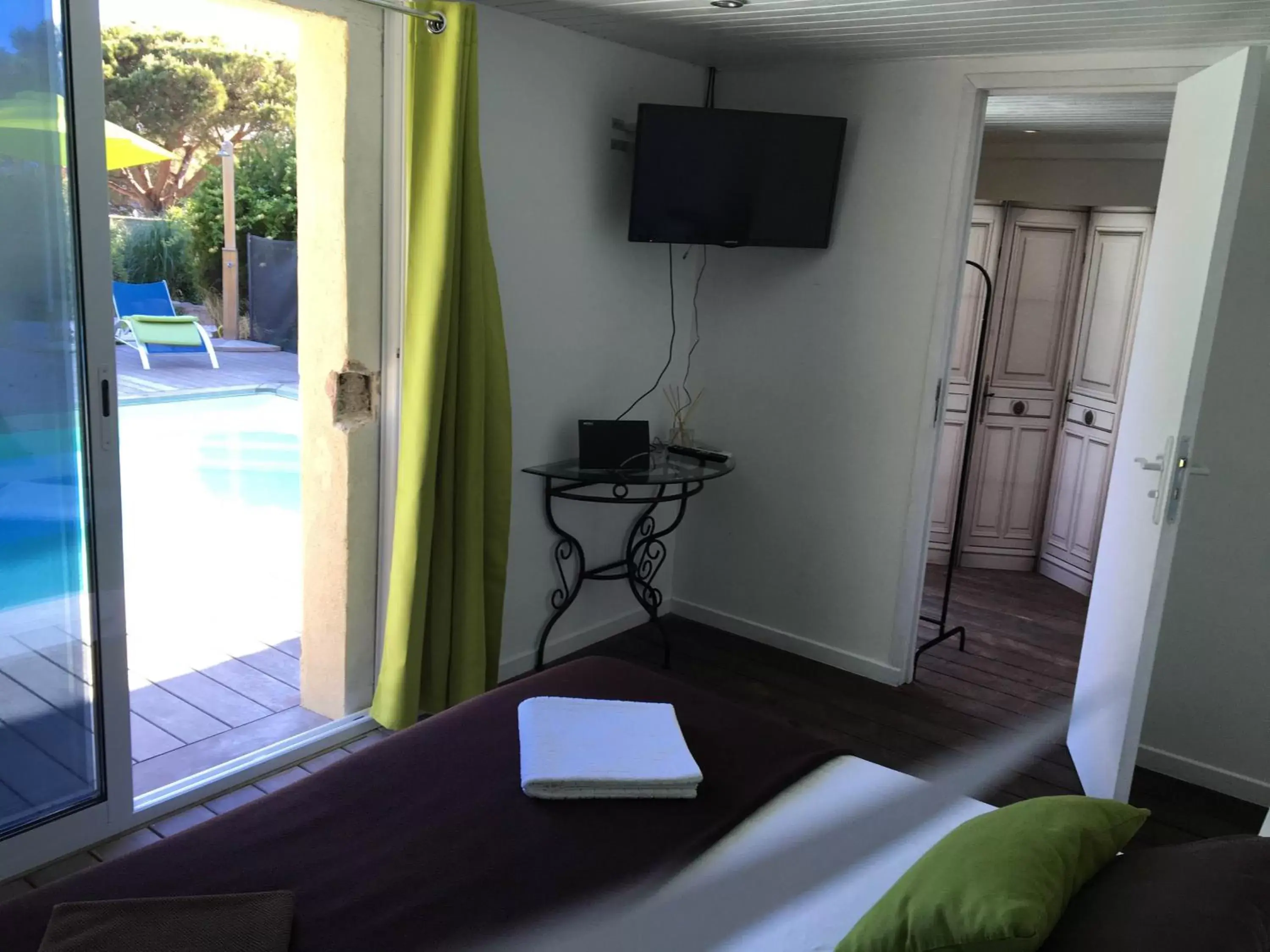 Day, TV/Entertainment Center in Hotel Villa Maya