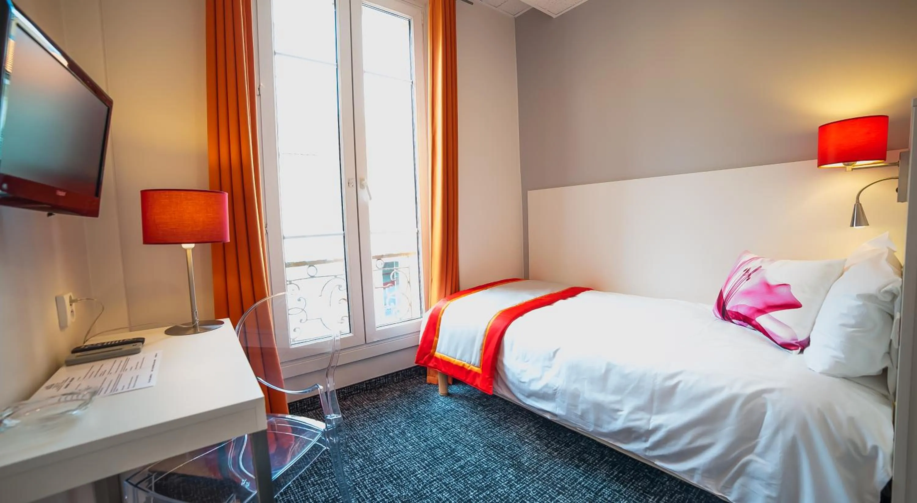 Photo of the whole room, Bed in Hôtel Amaryllis