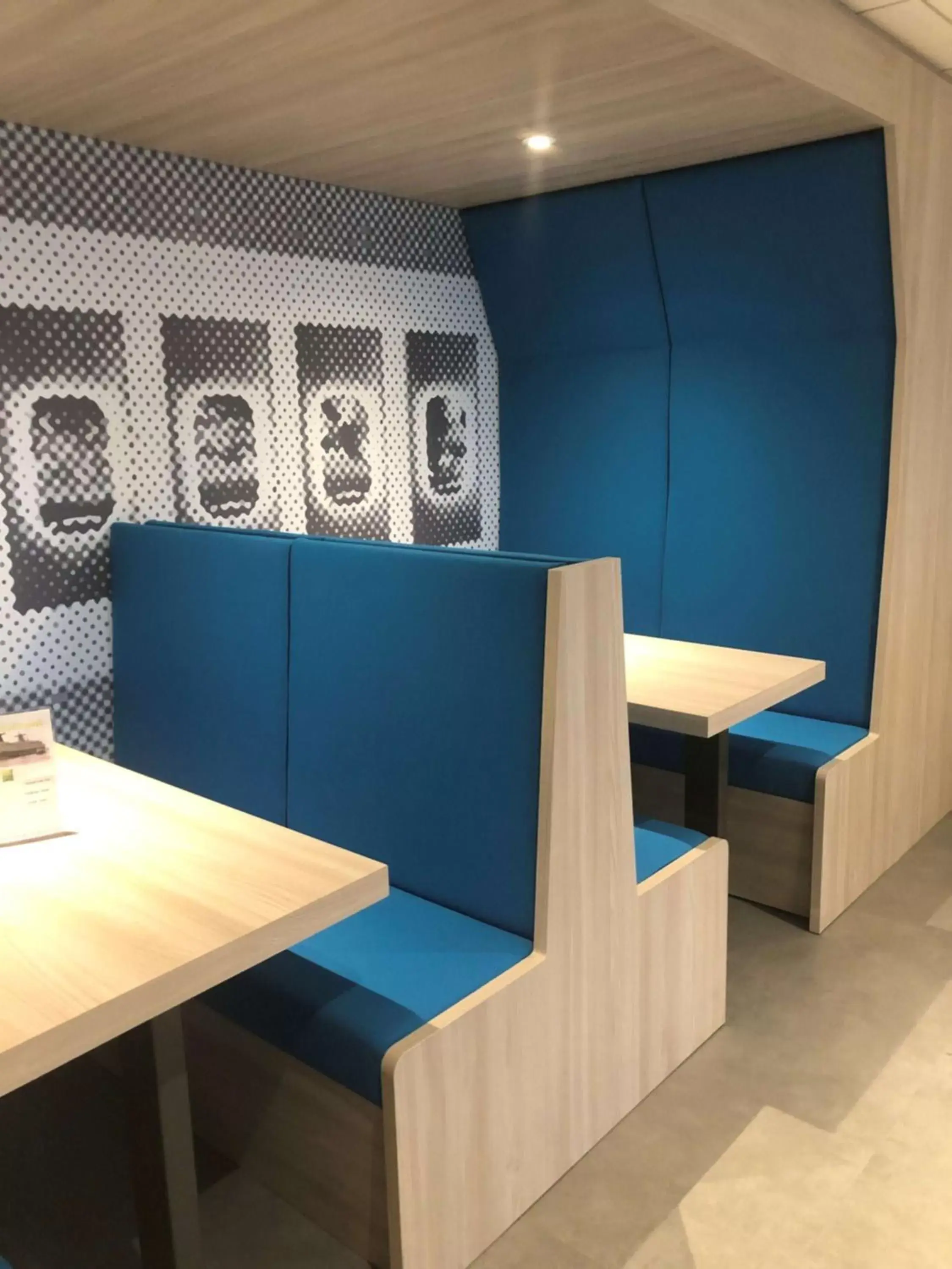 Lounge or bar in ibis Styles Beauvais