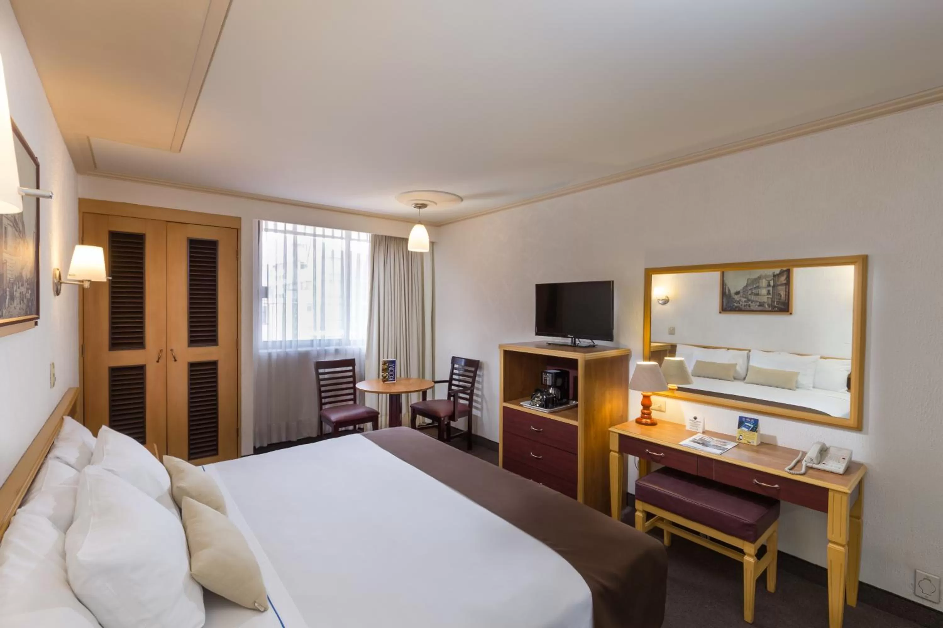 Shower, Bed in Hotel Estoril