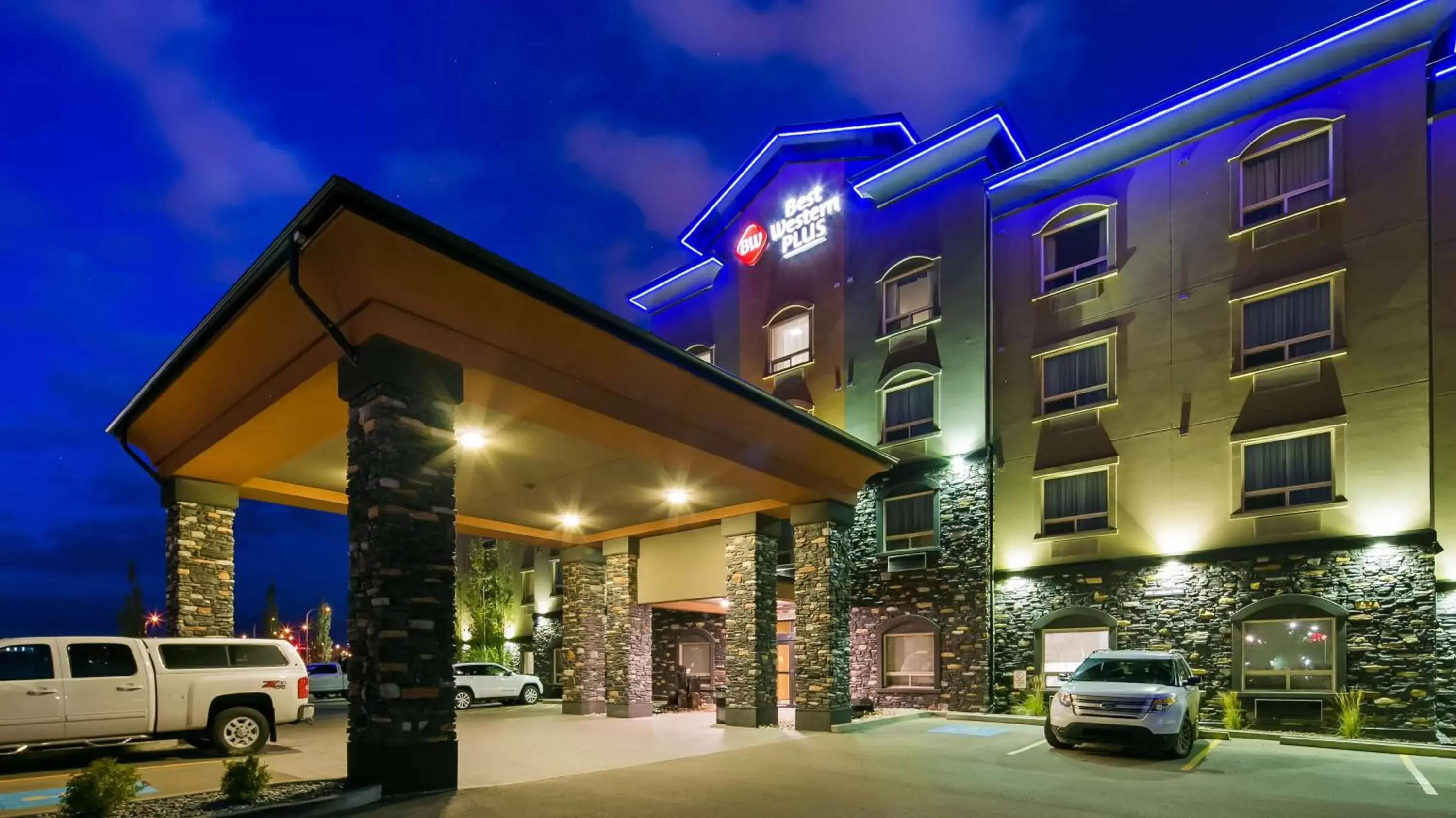 Property Building in Best Western Plus Sherwood Park Inn & Suites