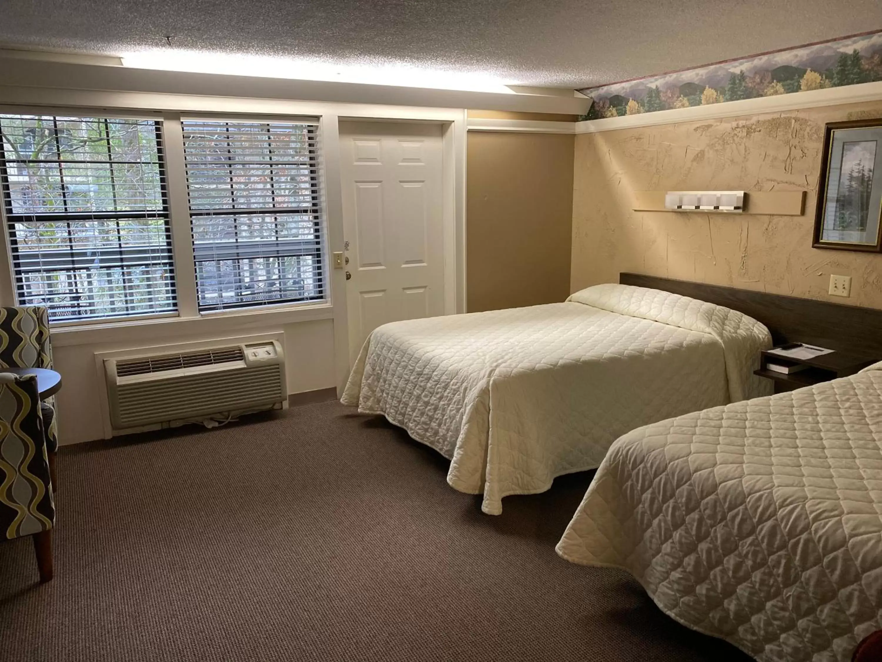 Bed in Carr's Northside Hotel and Cottages