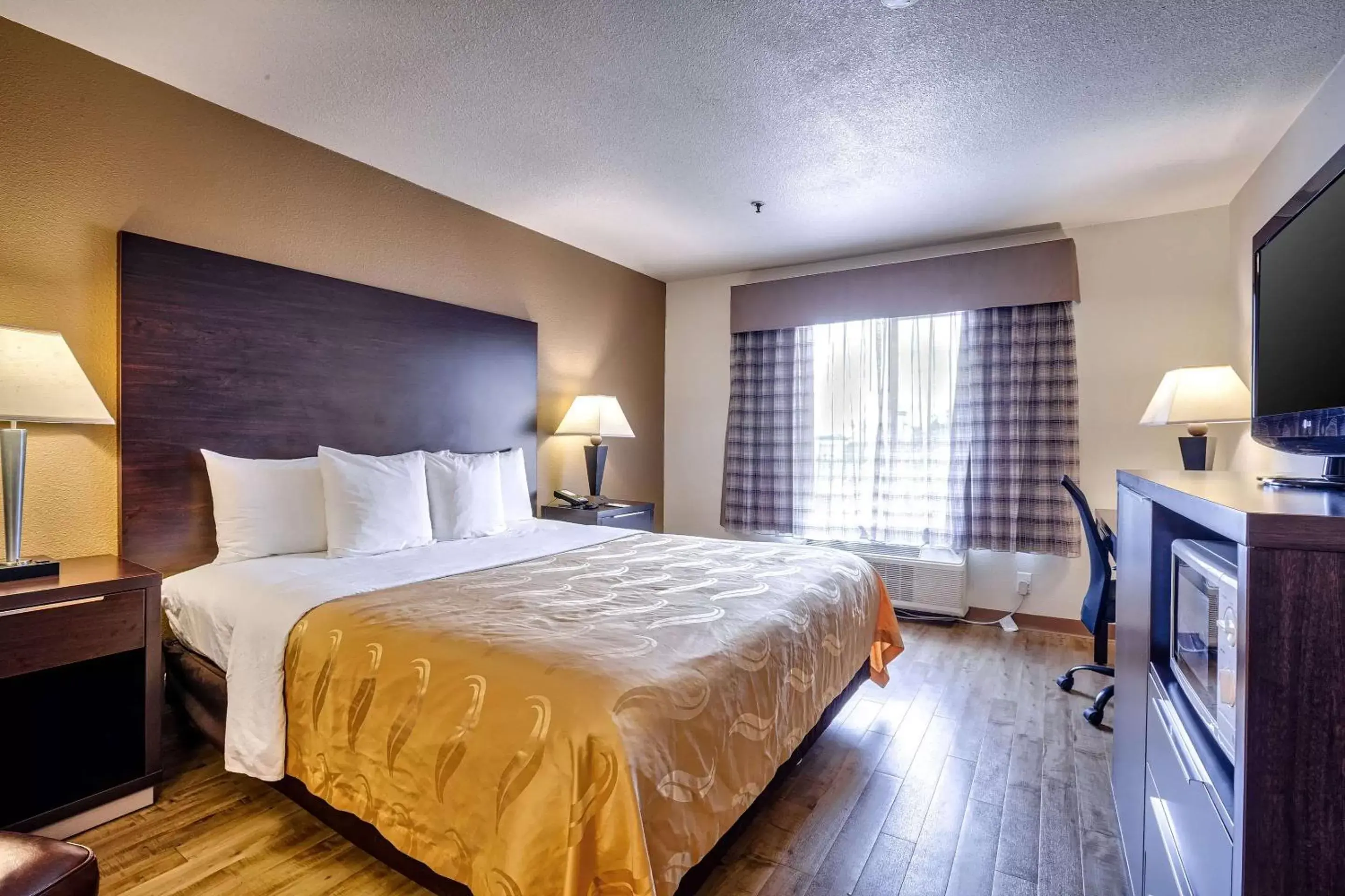 Photo of the whole room, Bed in Quality Inn near Six Flags Discovery Kingdom-Napa Valley