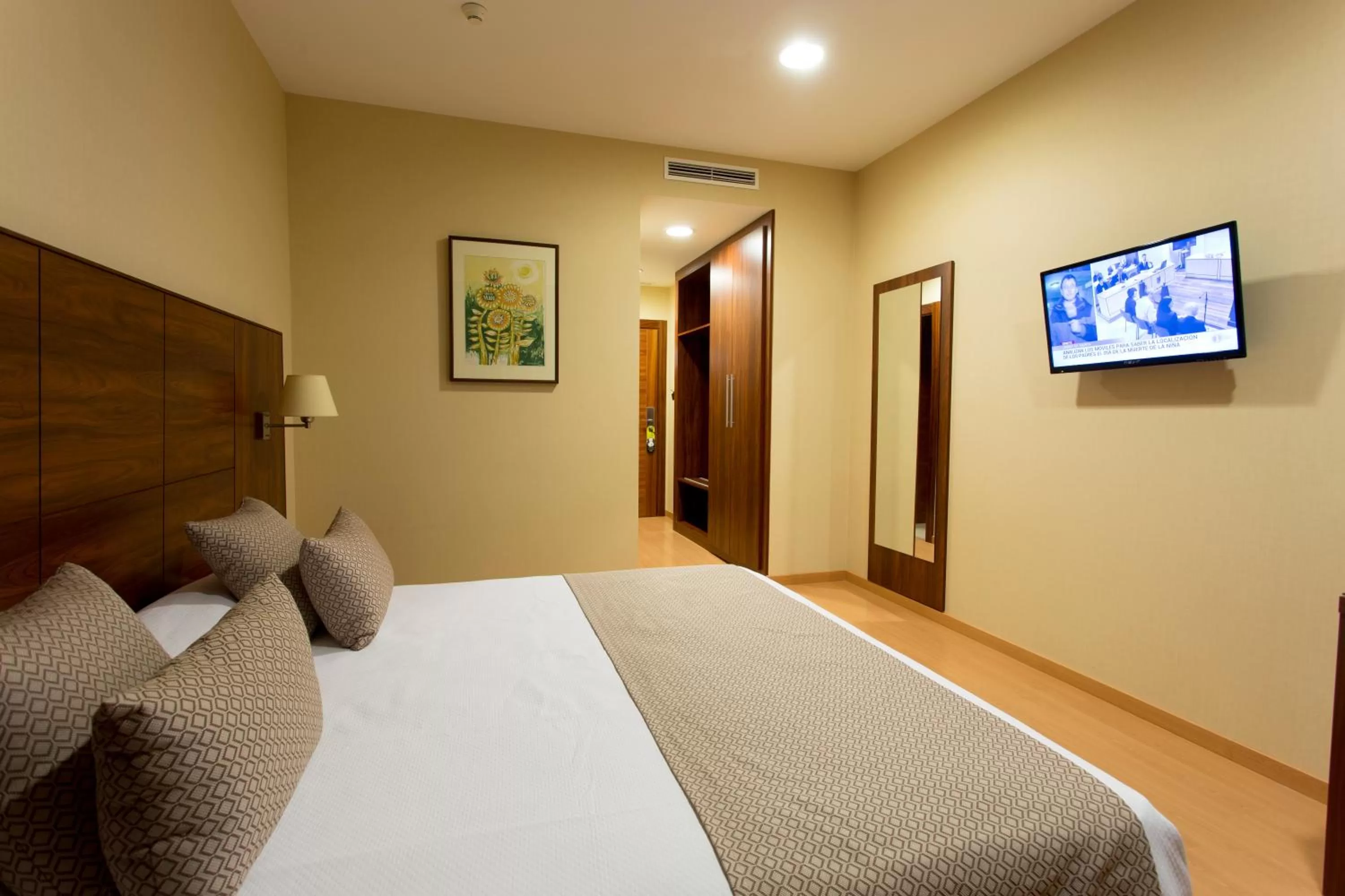 Photo of the whole room, Bed in Sercotel Riscal