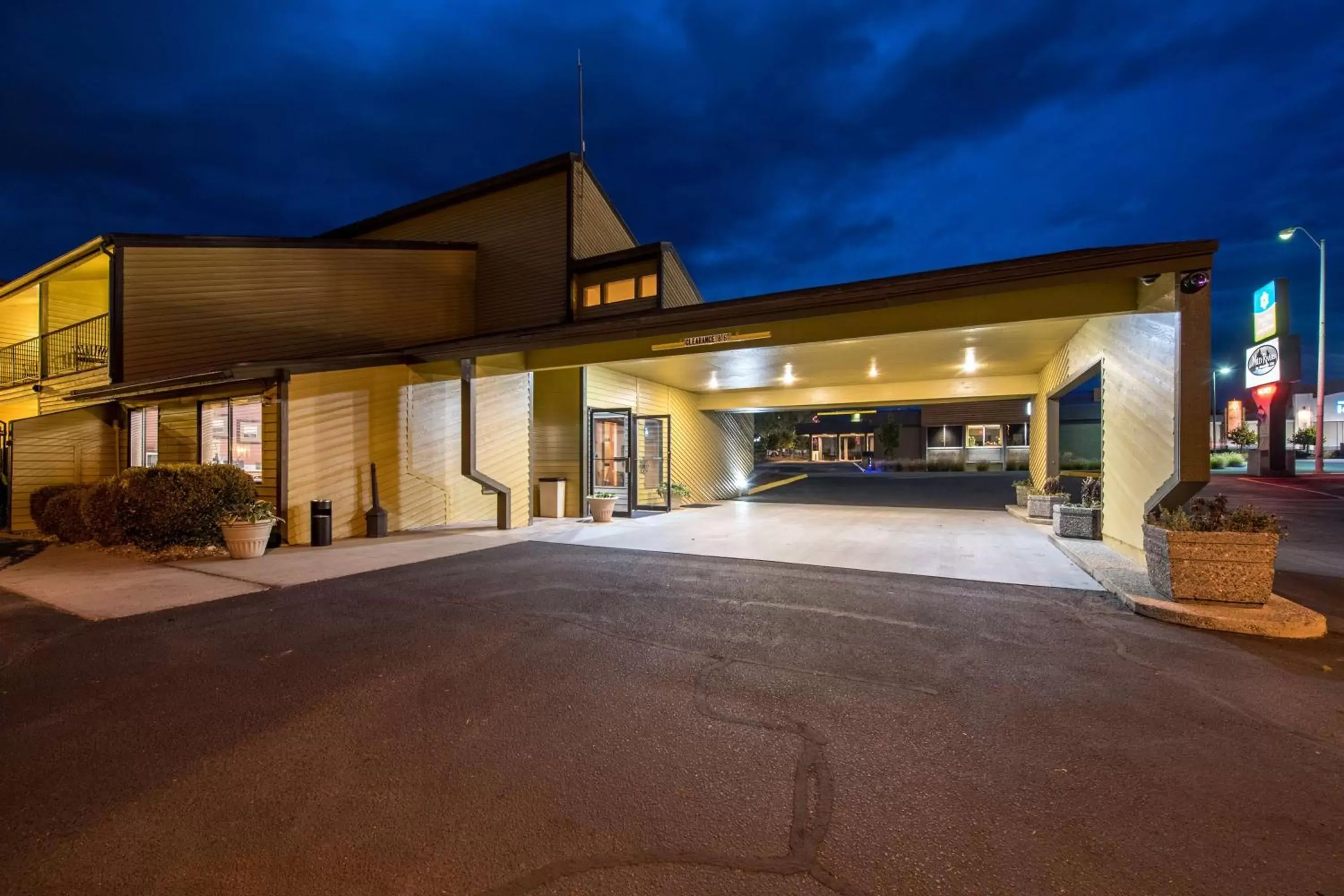 Property Building in SureStay Hotel by Best Western Wenatchee