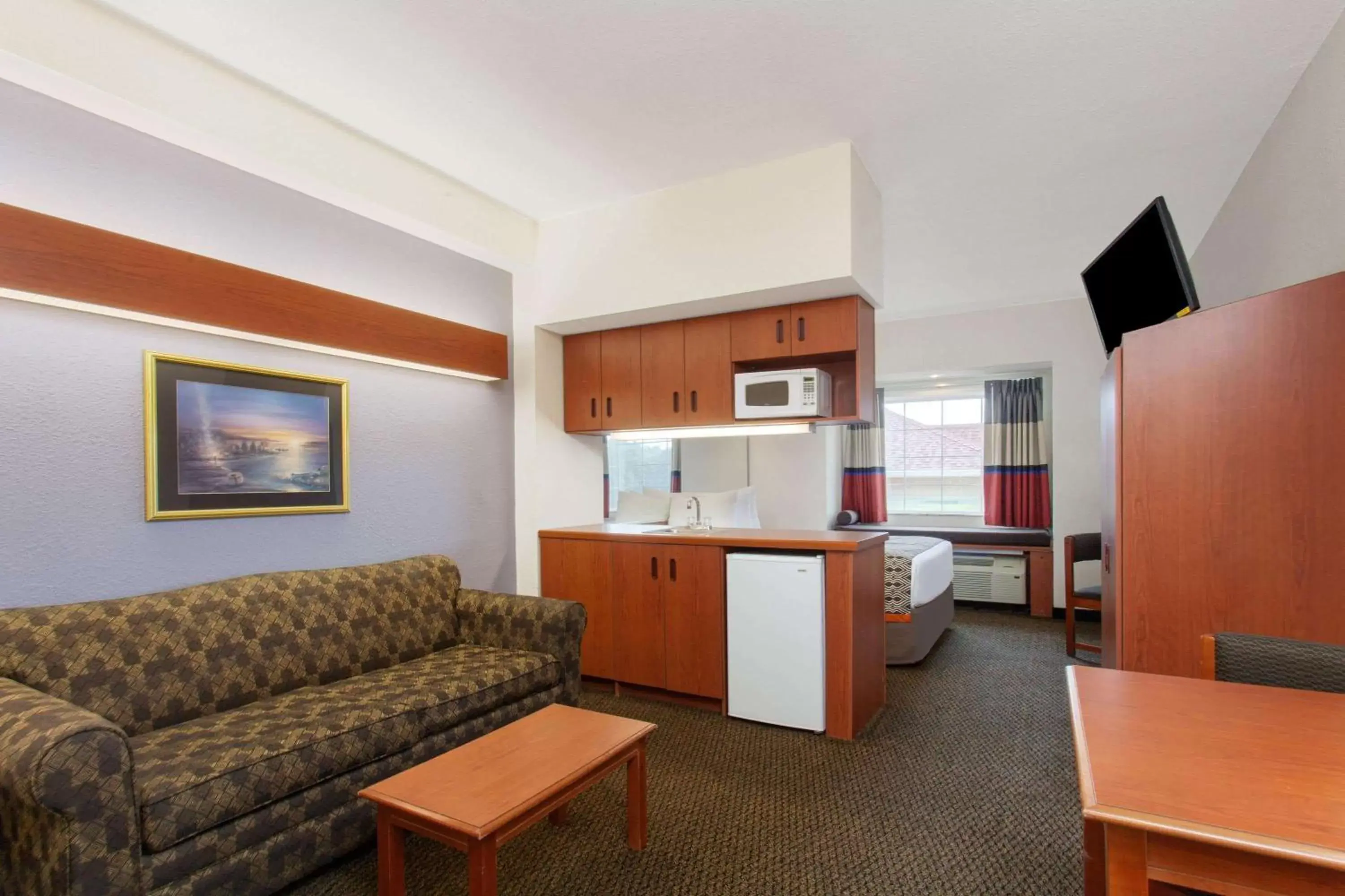 Photo of the whole room, Kitchen/Kitchenette in Microtel Inn and Suites by Wyndham - Lady Lake/ The Villages