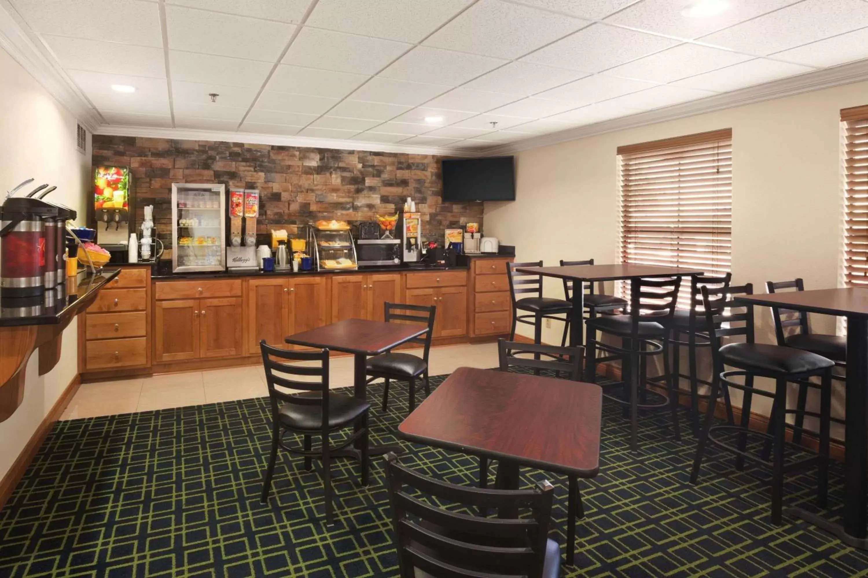 Restaurant/Places to Eat in Days Inn & Suites by Wyndham Commerce