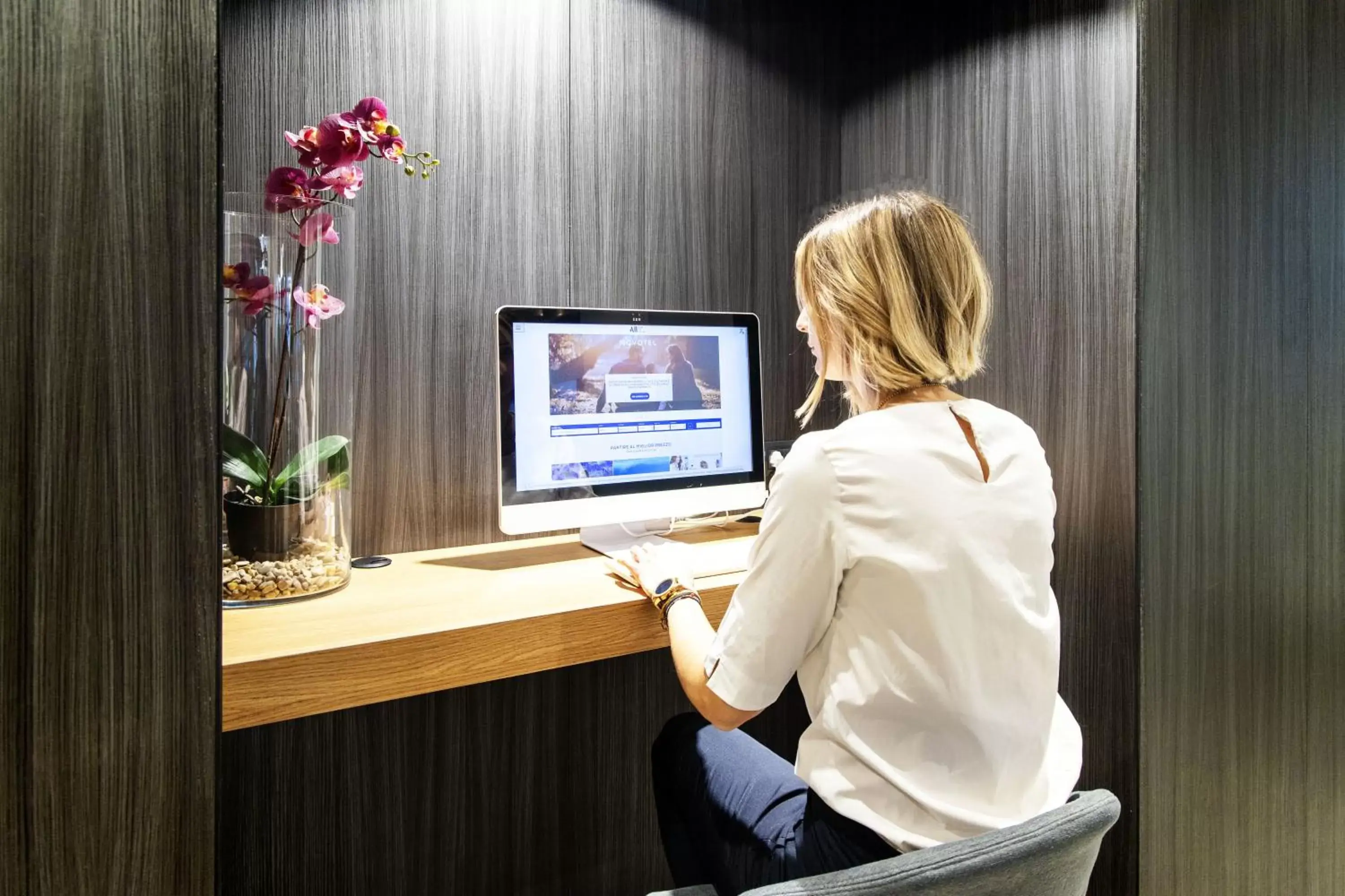 Lobby or reception, TV/Entertainment Center in Novotel Parma Centro