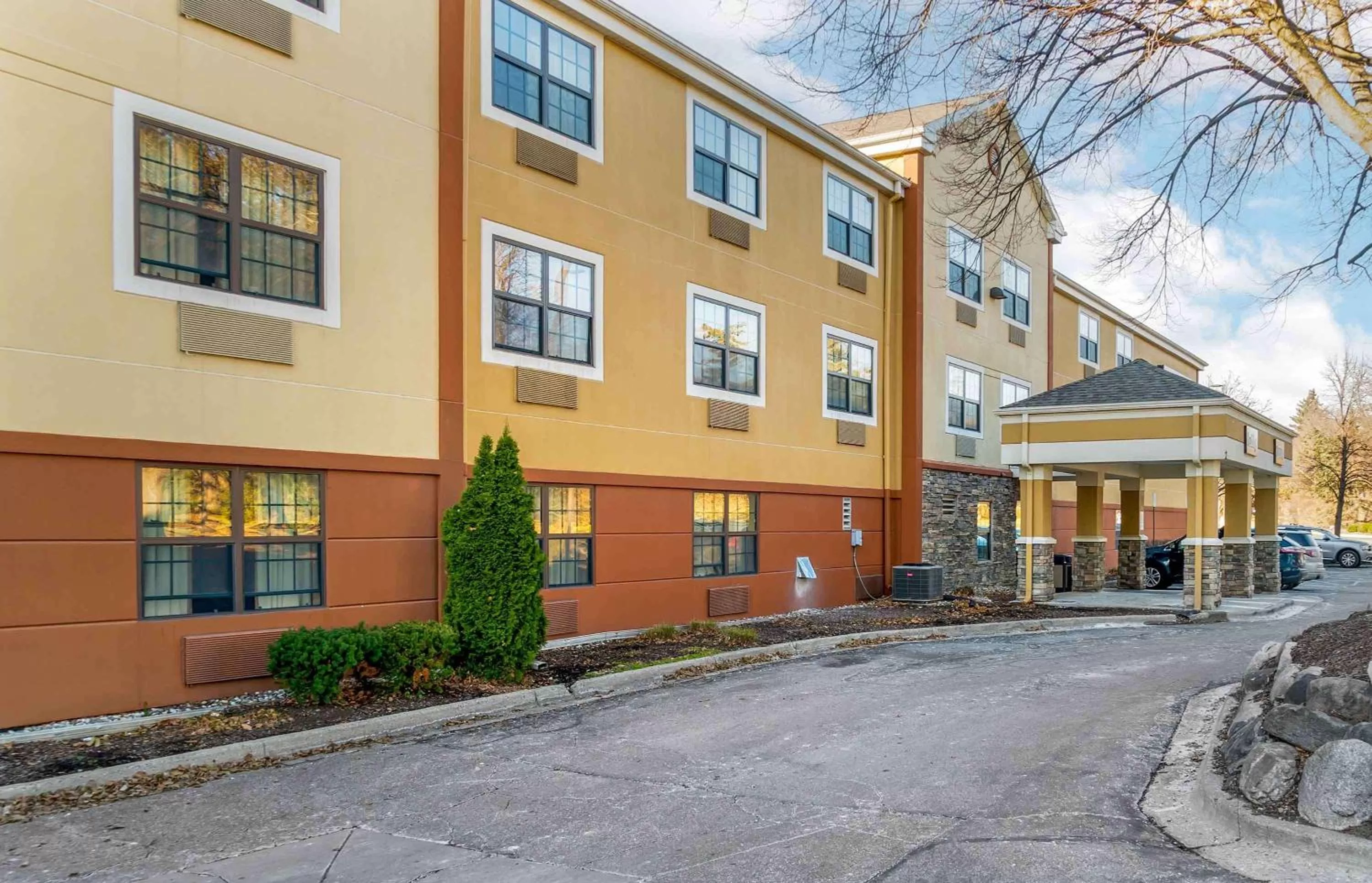 Property building in Extended Stay America Select Suites - Detroit - Farmington Hills