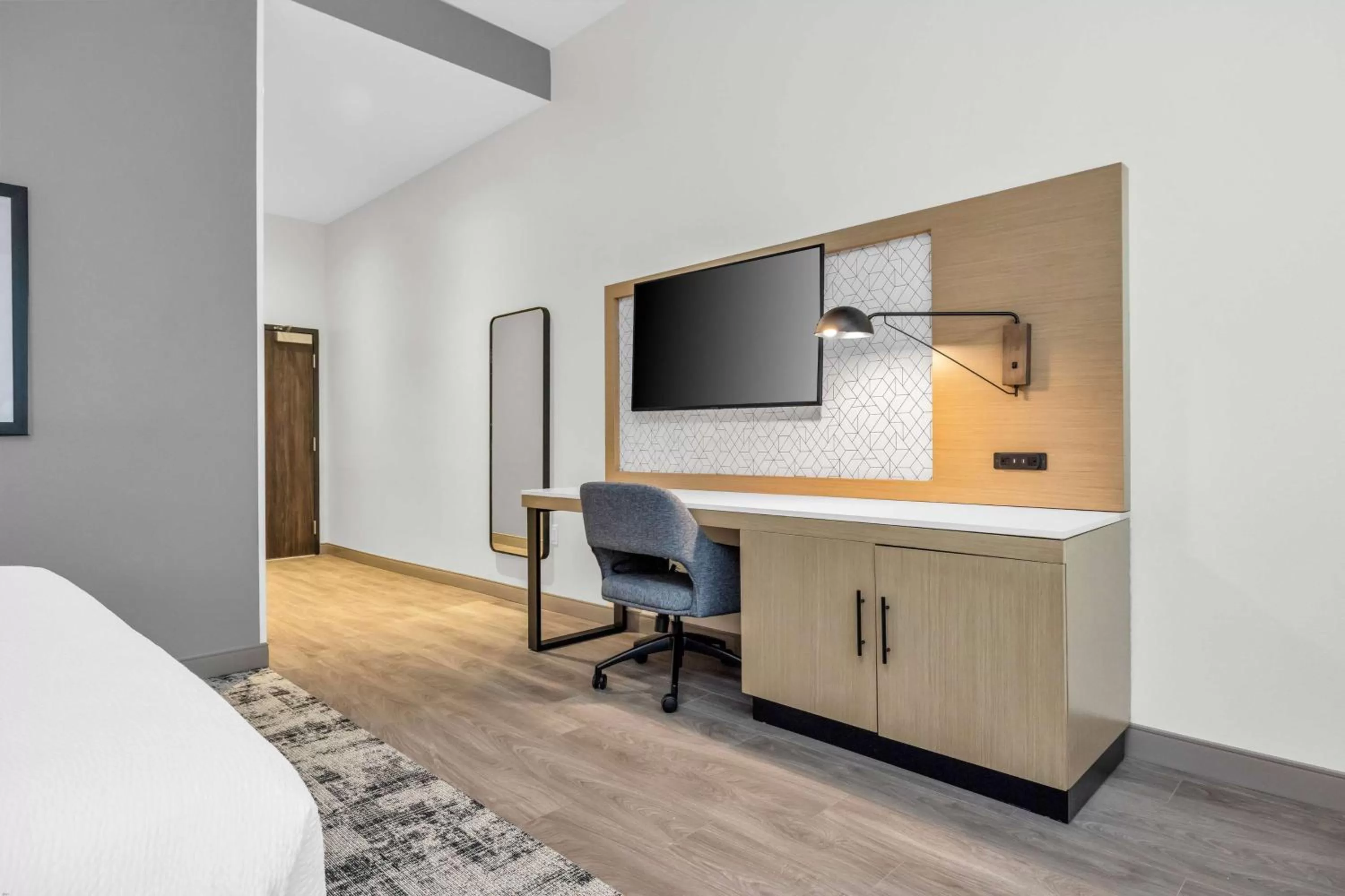 Photo of the whole room, Bed in La Quinta Inn & Suites by Wyndham San Jose Airport-Downtown